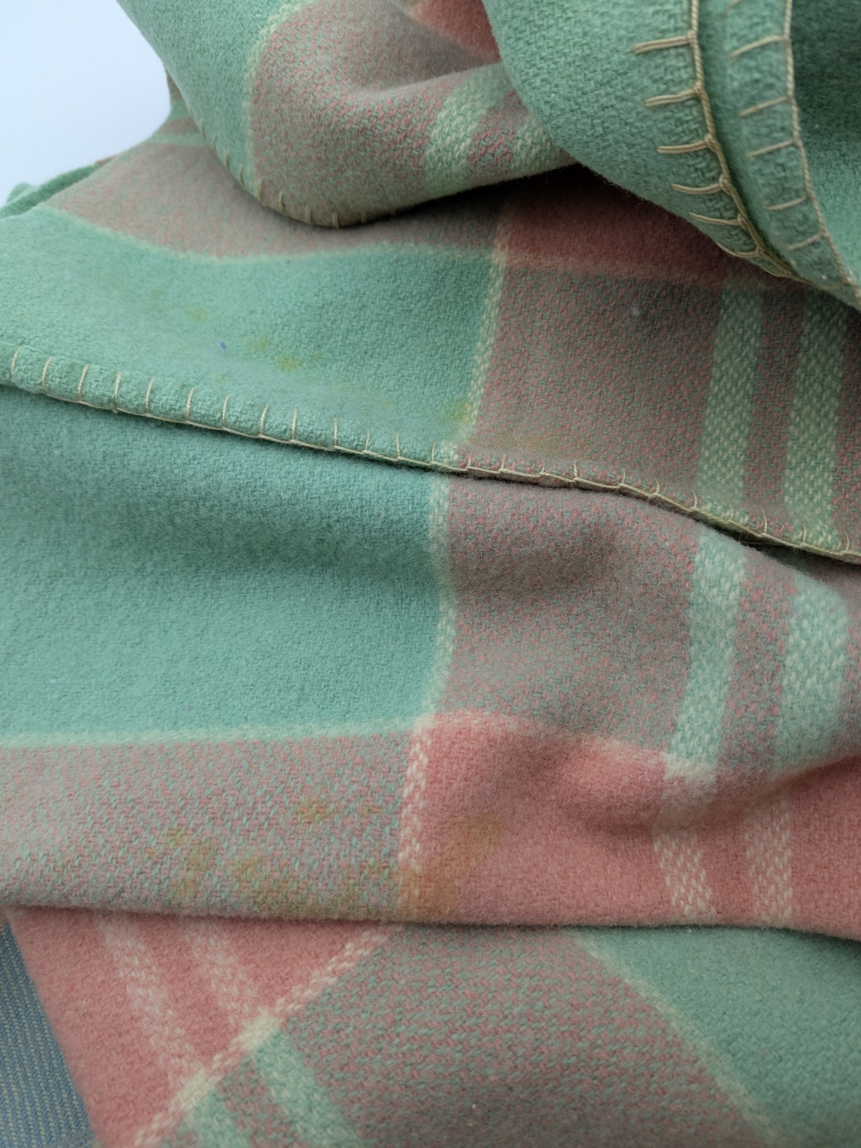 Pair of Vintage Australian Lambswool Blankets, Laconia and Waverley — Lot 020, photograph 3