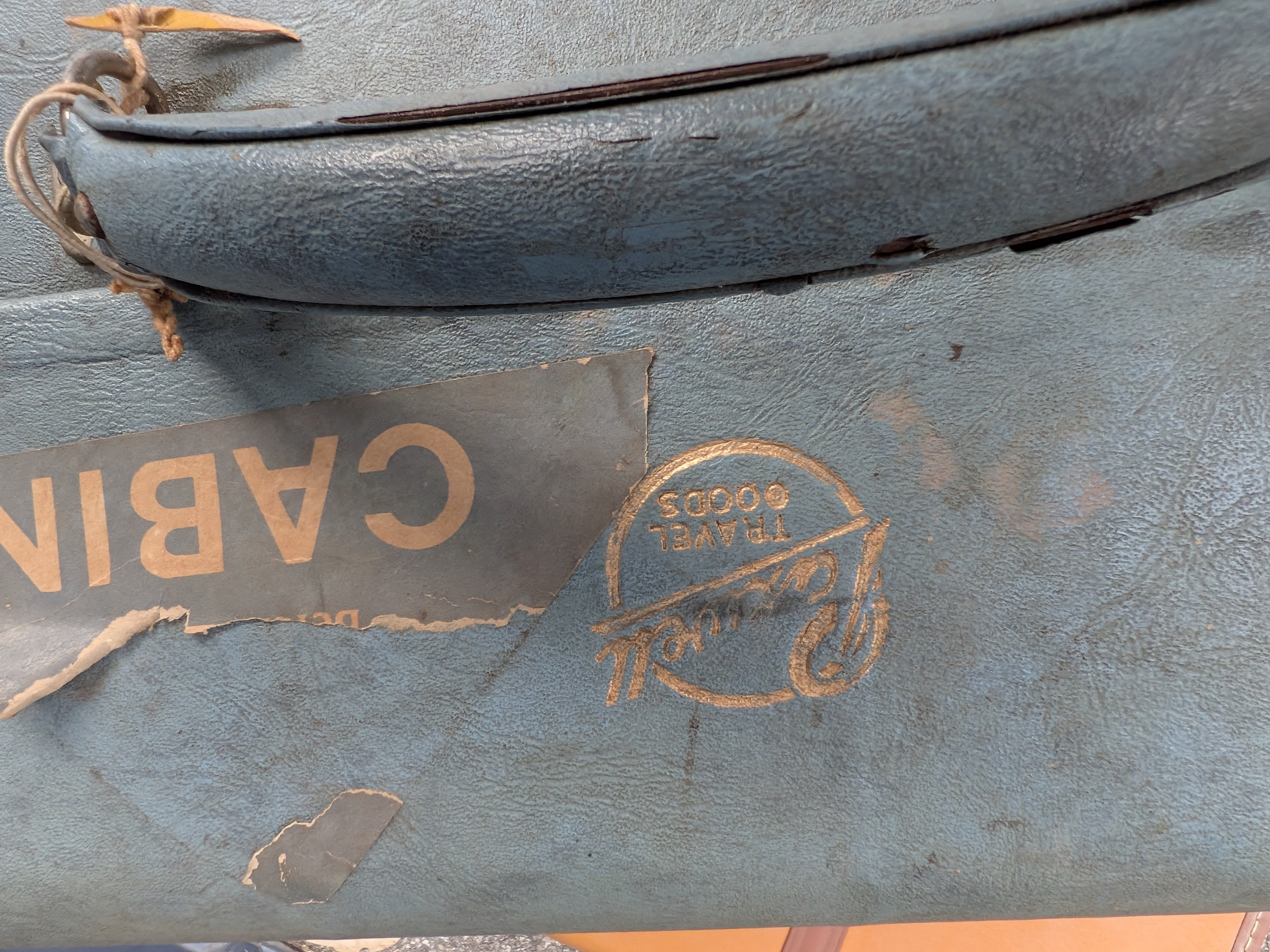 Pair of Vintage Promwell and Air Kase Travel Suitcases — Lot 021, photograph 3