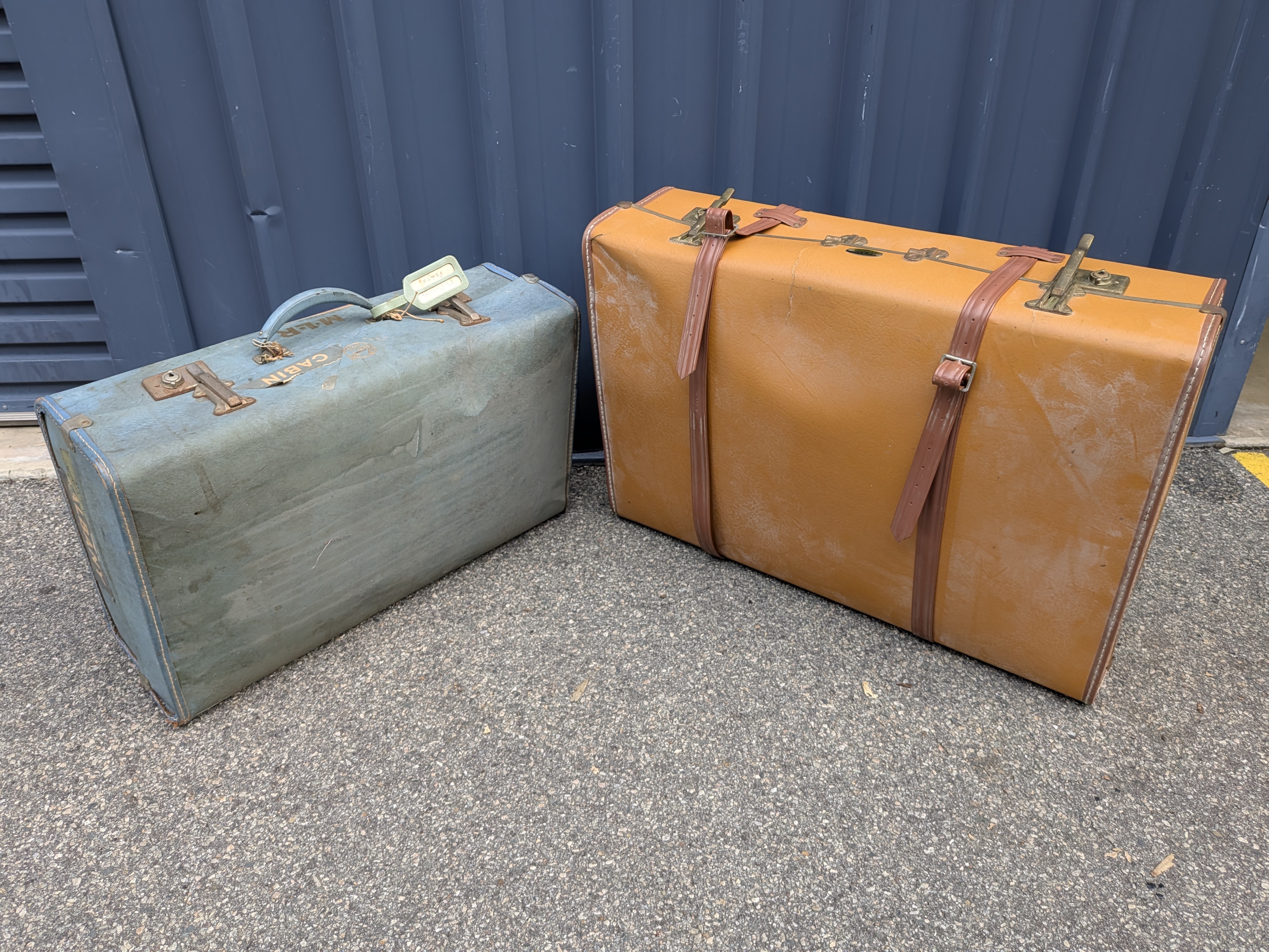 Pair of Vintage Promwell and Air Kase Travel Suitcases — Lot 021, photograph 4