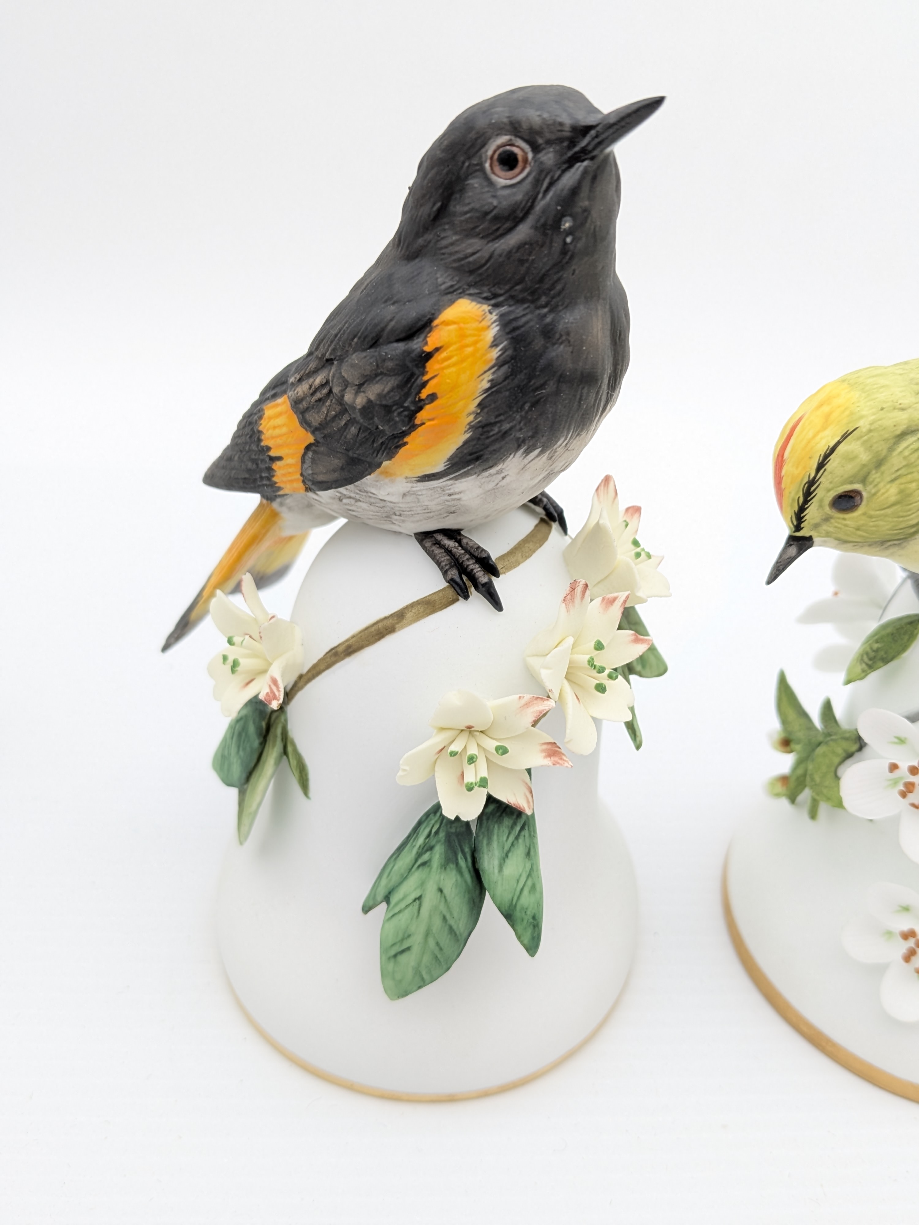 Set of Five Franklin Porcelain 'Songbirds of the World' Bells by Peter Barrett, 1980's — Lot 057, photograph 4