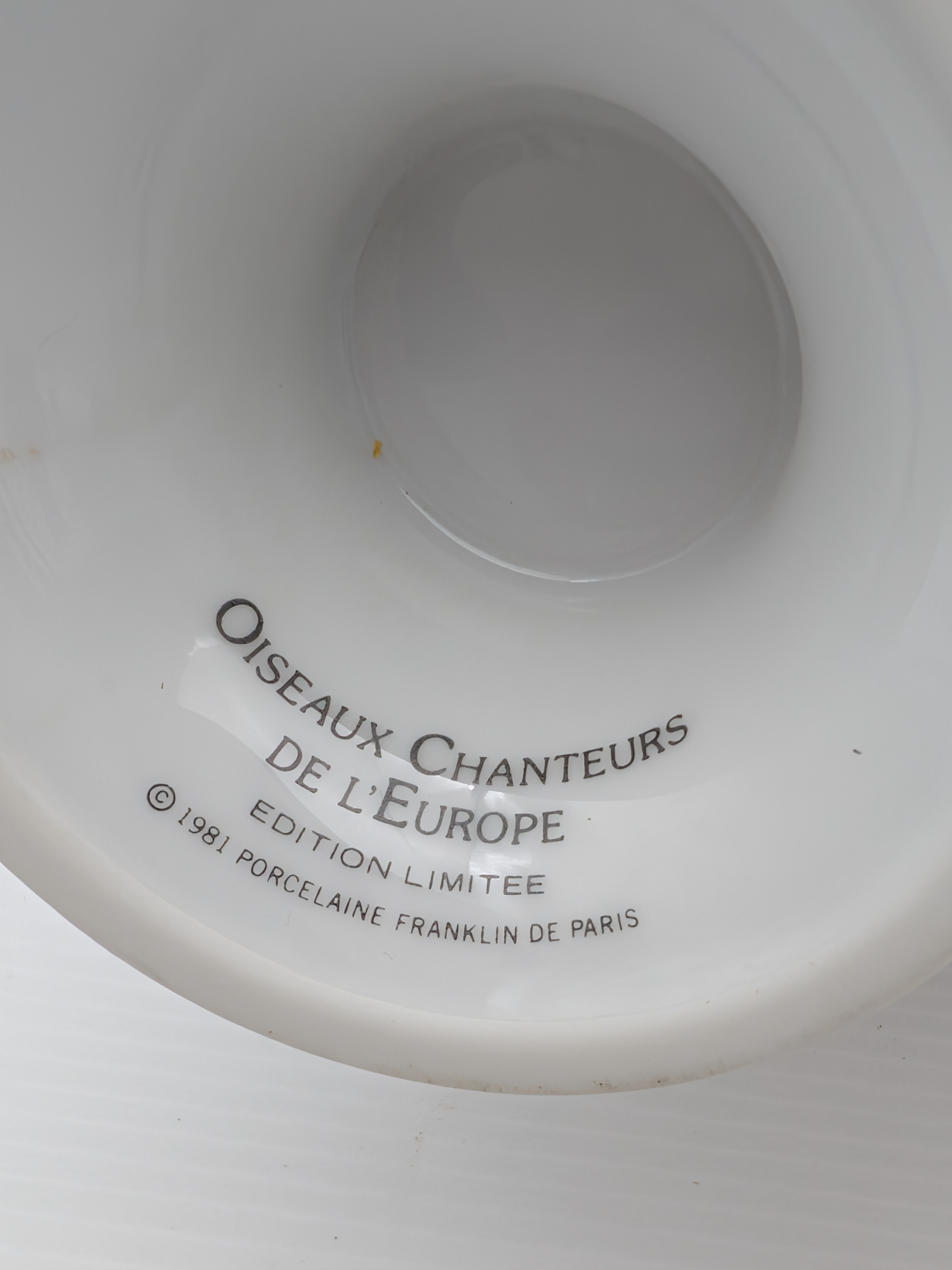Three Oiseaux Chanteurs de l'Europe [European Songbirds] Limited Edition Franklin Porcelain Vases, 1981 — Lot 058, photograph 4