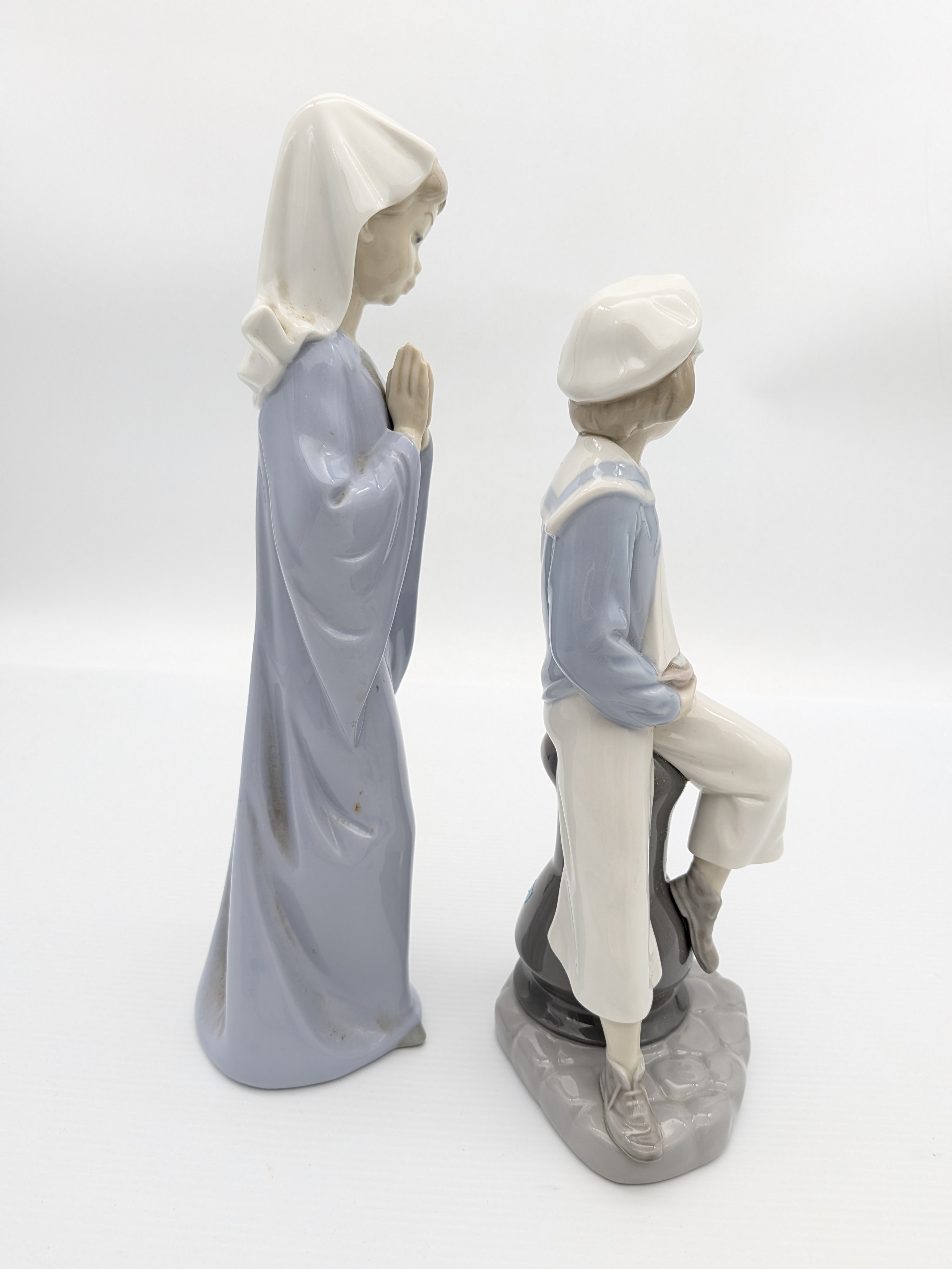 Two Lladro Porcelain Figurines: Praying Girl and Sailor with Boat — Lot 059, photograph 4