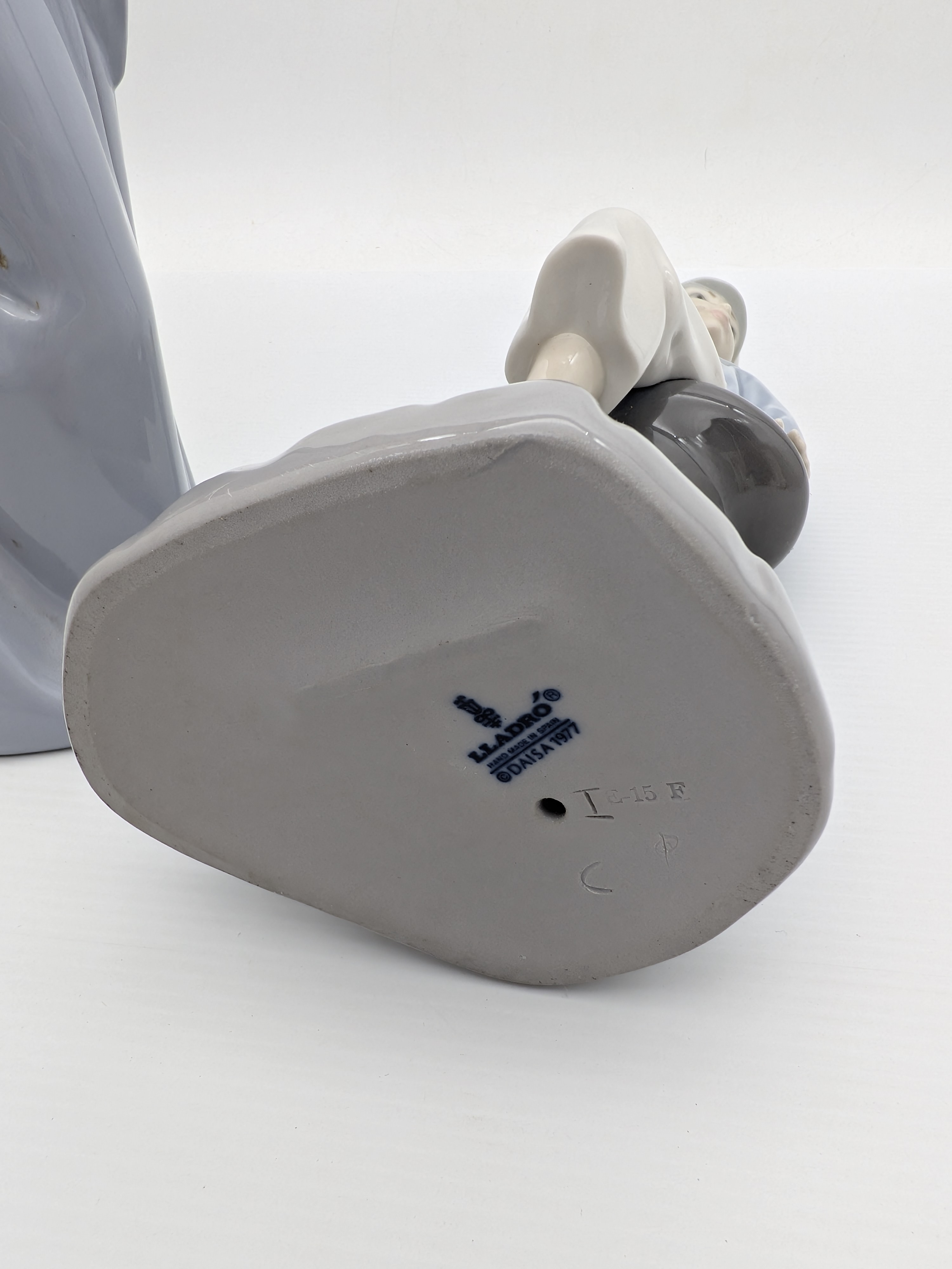 Two Lladro Porcelain Figurines: Praying Girl and Sailor with Boat — Lot 059, photograph 5