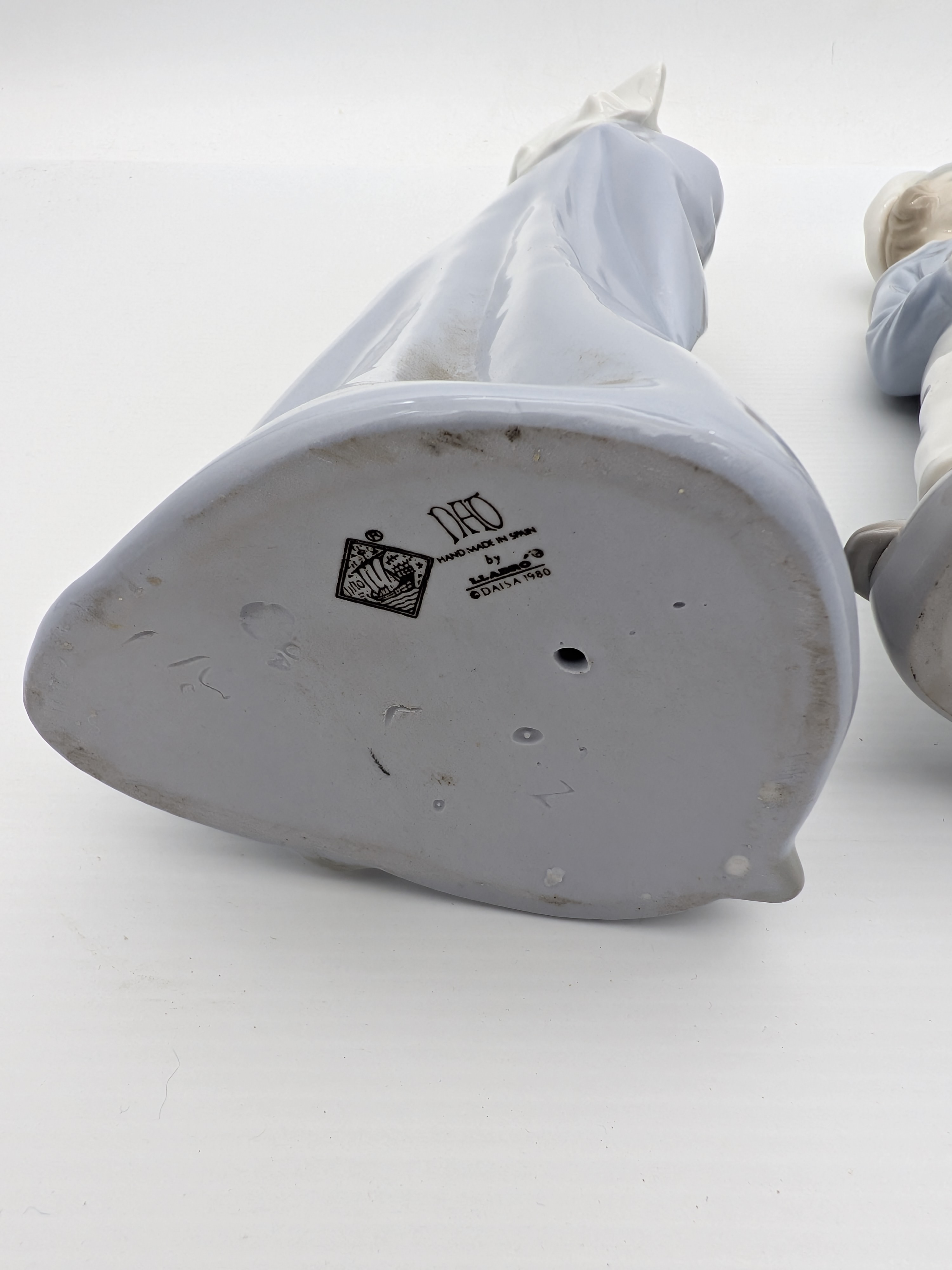 Two Lladro Porcelain Figurines: Praying Girl and Sailor with Boat — Lot 059, photograph 6