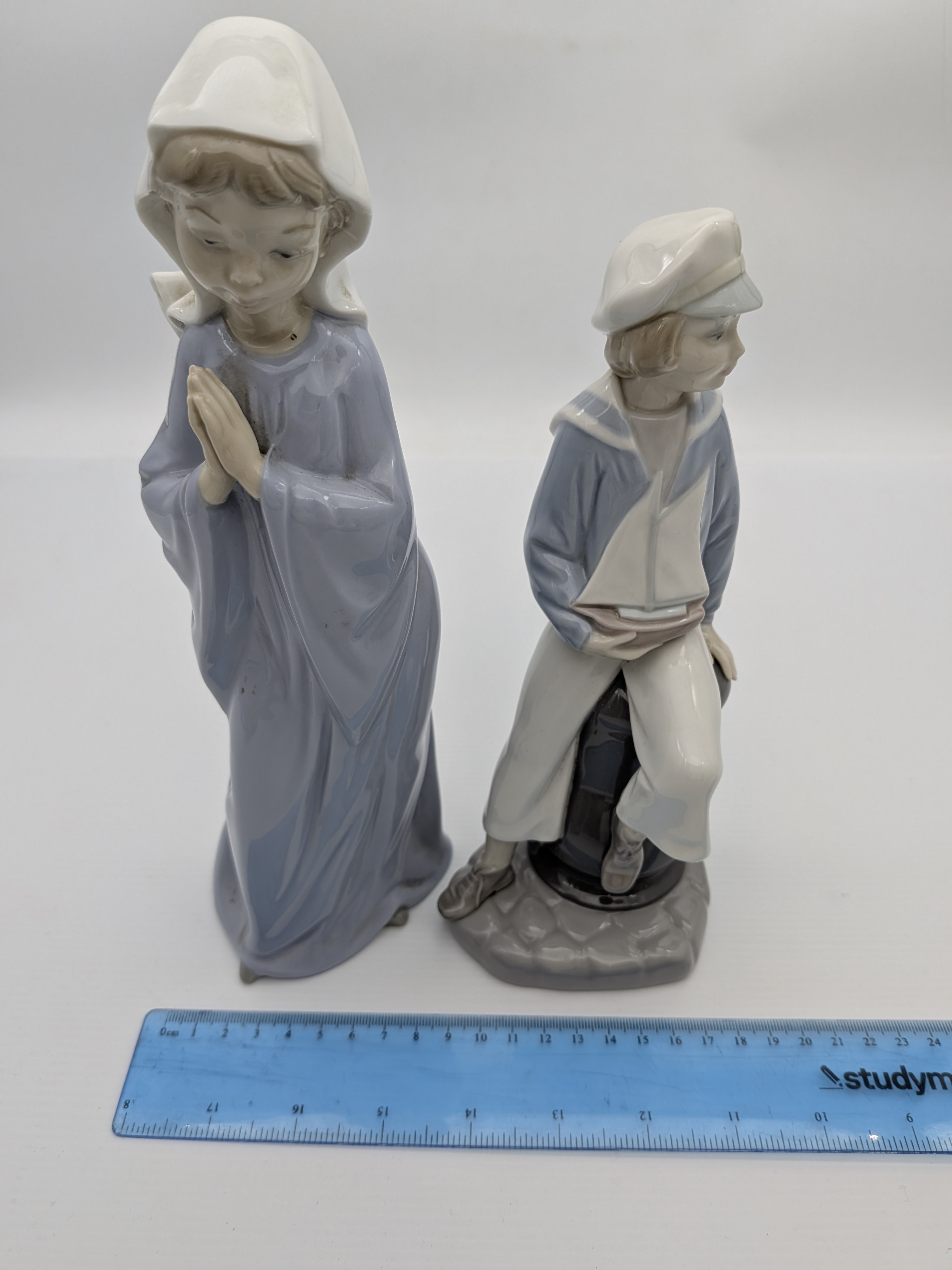 Two Lladro Porcelain Figurines: Praying Girl and Sailor with Boat — Lot 059, photograph 7