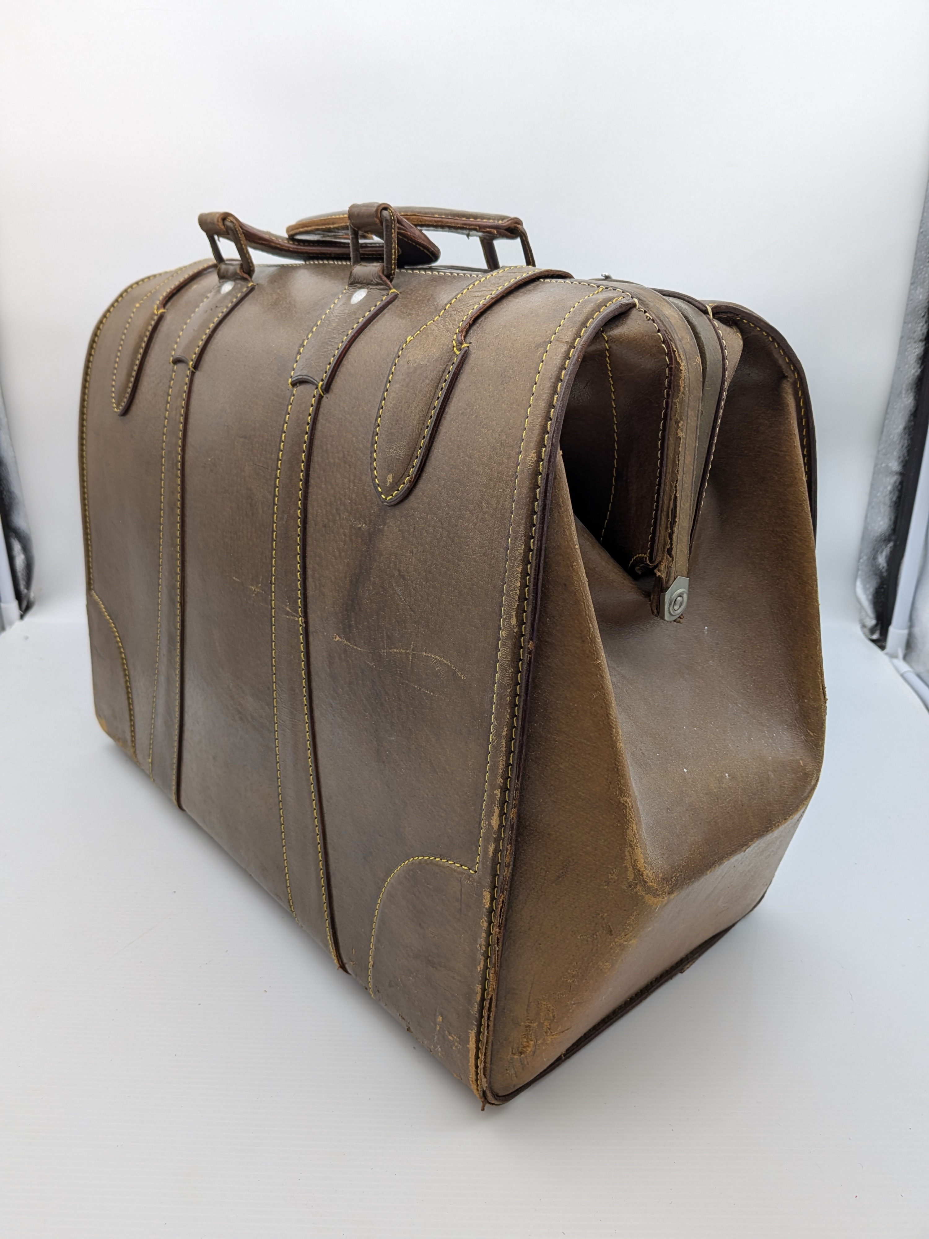 Vintage Brown Leather Doctor's / Gladstone Bag — Lot 114
