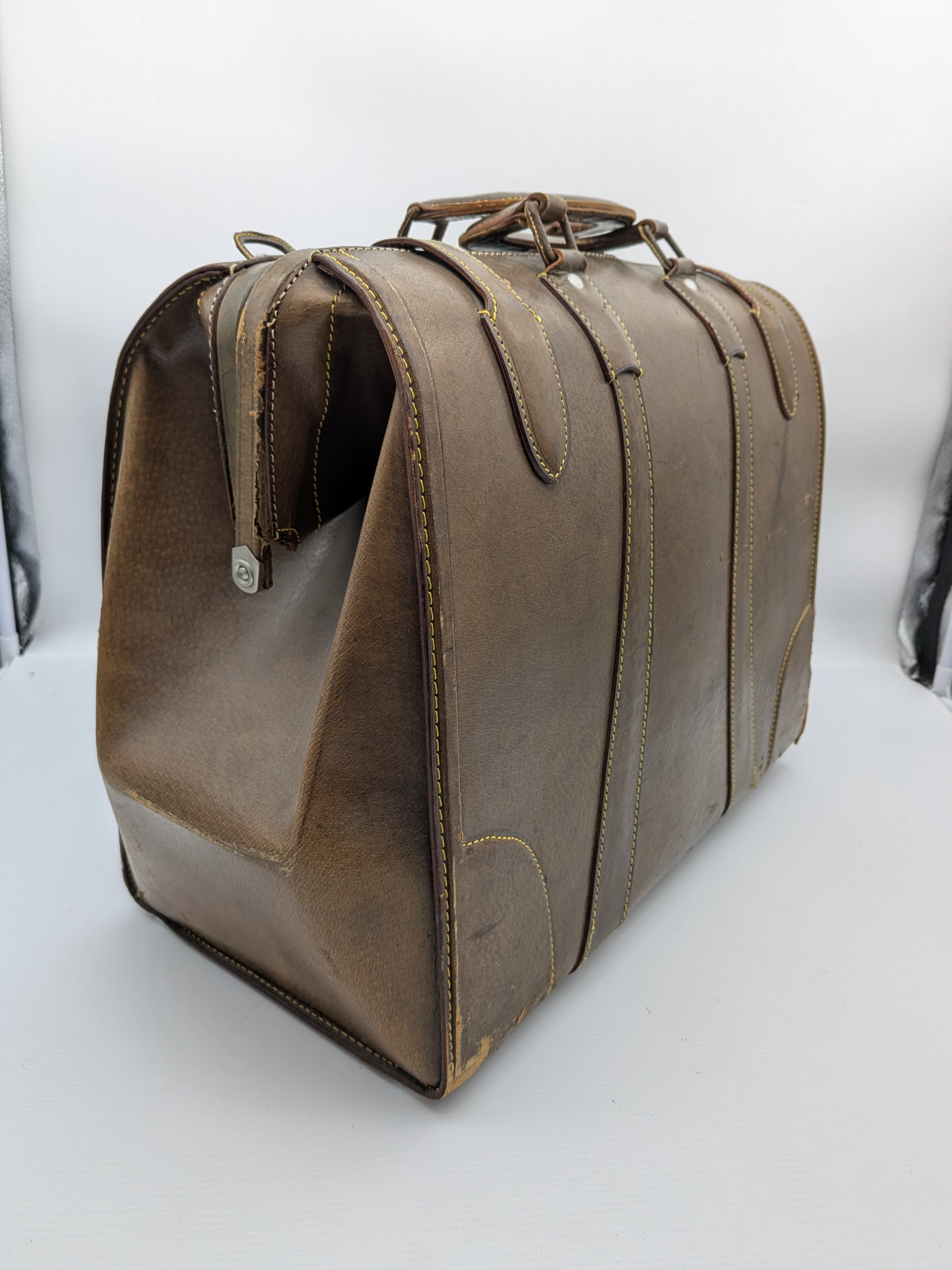 Vintage Brown Leather Doctor's / Gladstone Bag — Lot 114, photograph 3