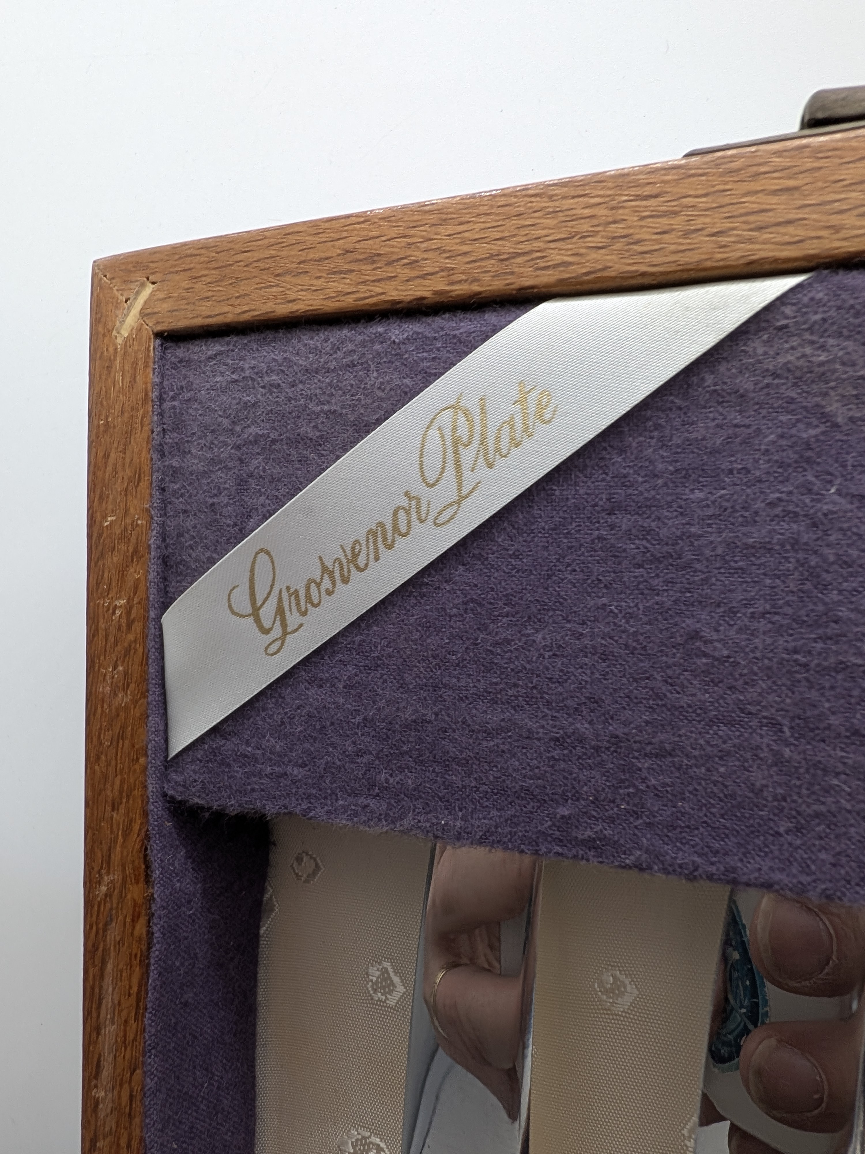 Vintage Cased Grosvenor Plate Cutlery Set — Lot 022, photograph 2