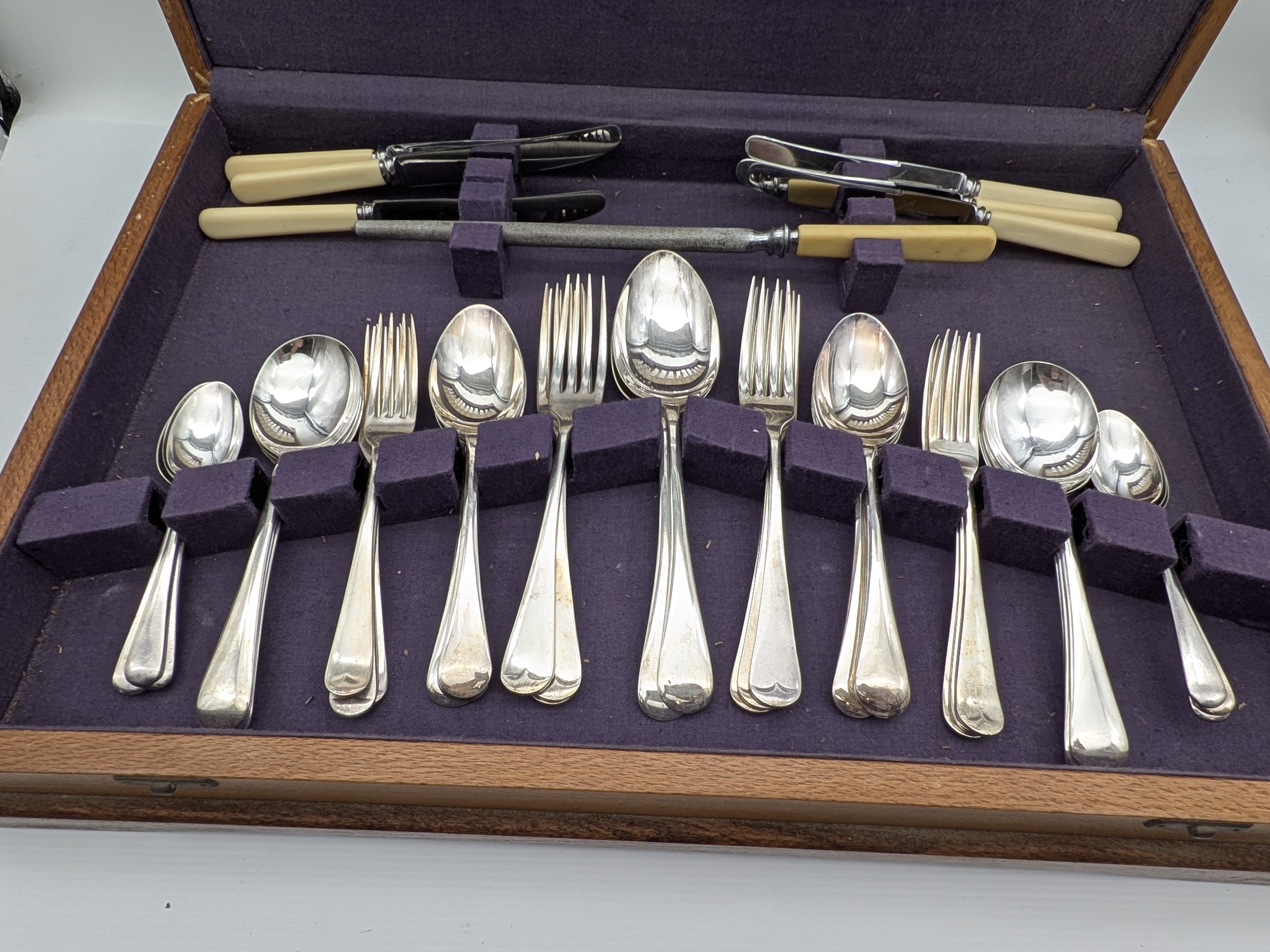 Vintage Cased Grosvenor Plate Cutlery Set — Lot 022, photograph 3