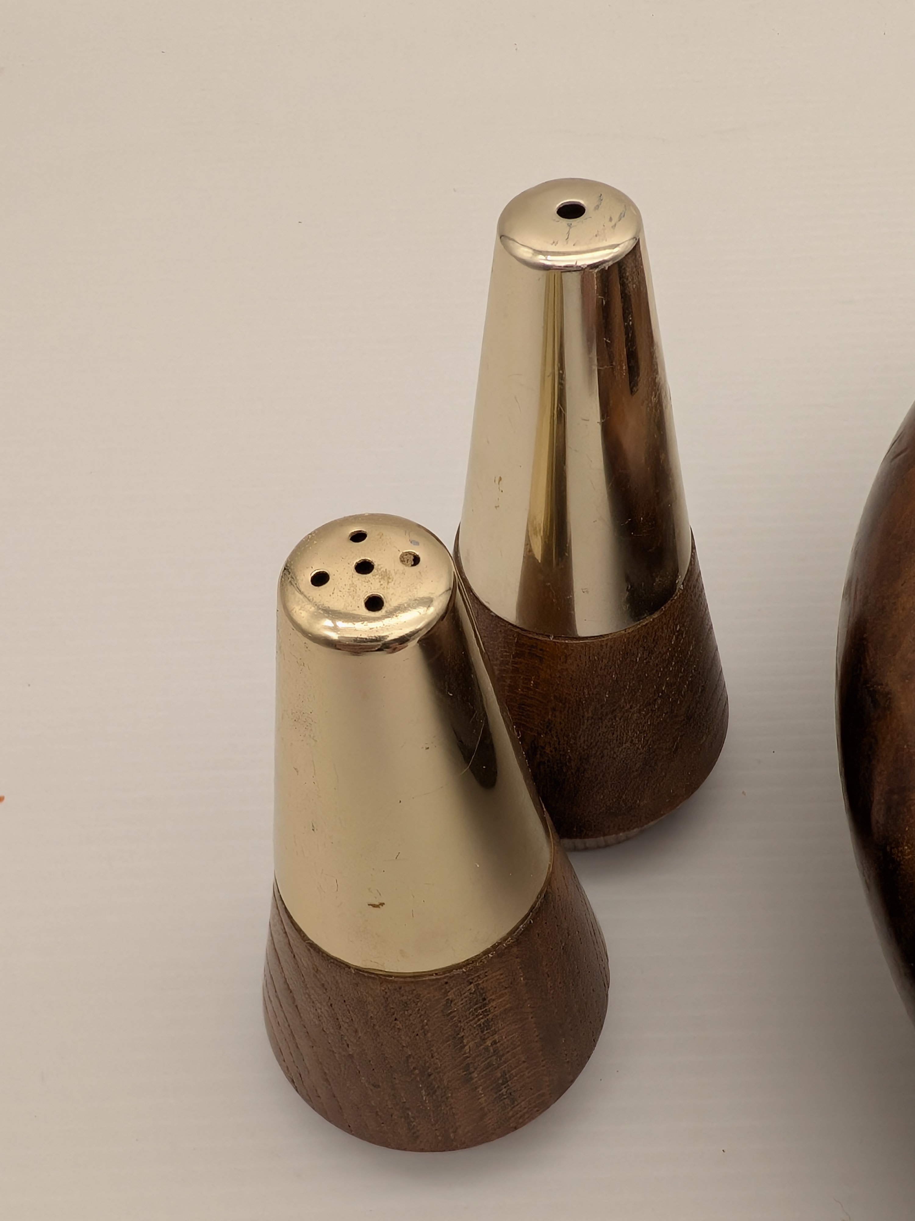 Vintage Pelican Australian Timber Nut Bowl Set with Salt & Pepper Shakers — Lot 026, photograph 6