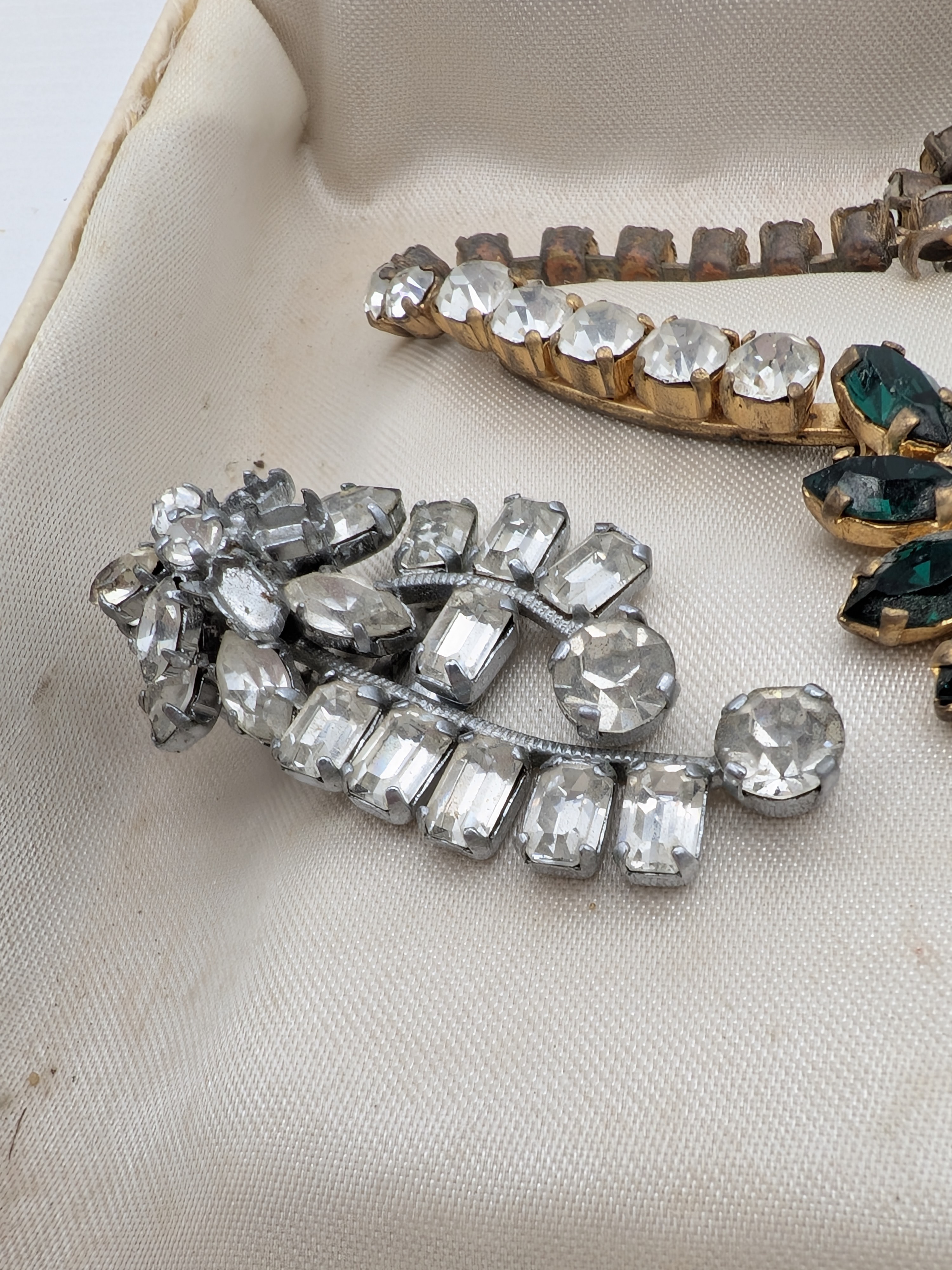 Vintage Rhinestone and Emerald Green Crystal Necklace and Earring Set — Lot 006, photograph 2