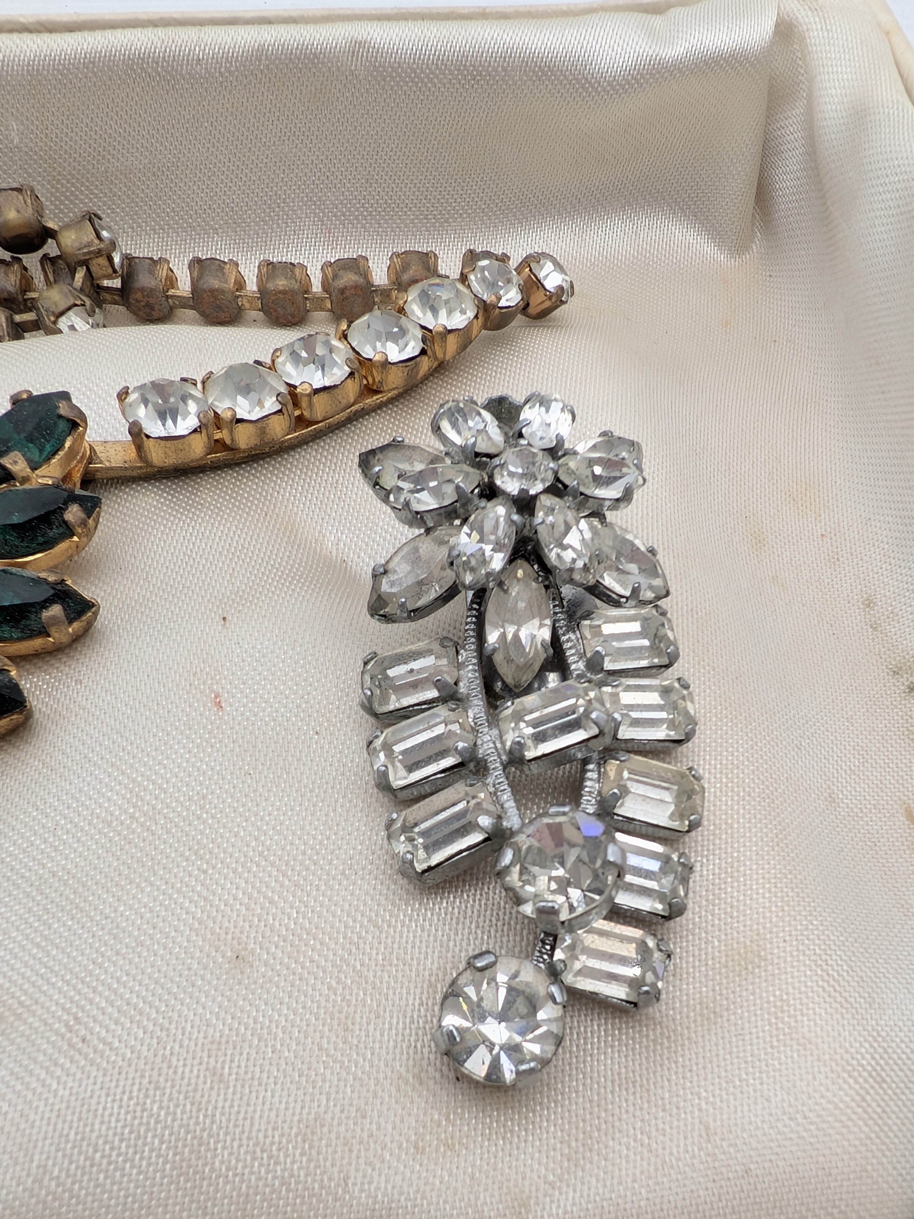 Vintage Rhinestone and Emerald Green Crystal Necklace and Earring Set — Lot 006, photograph 3