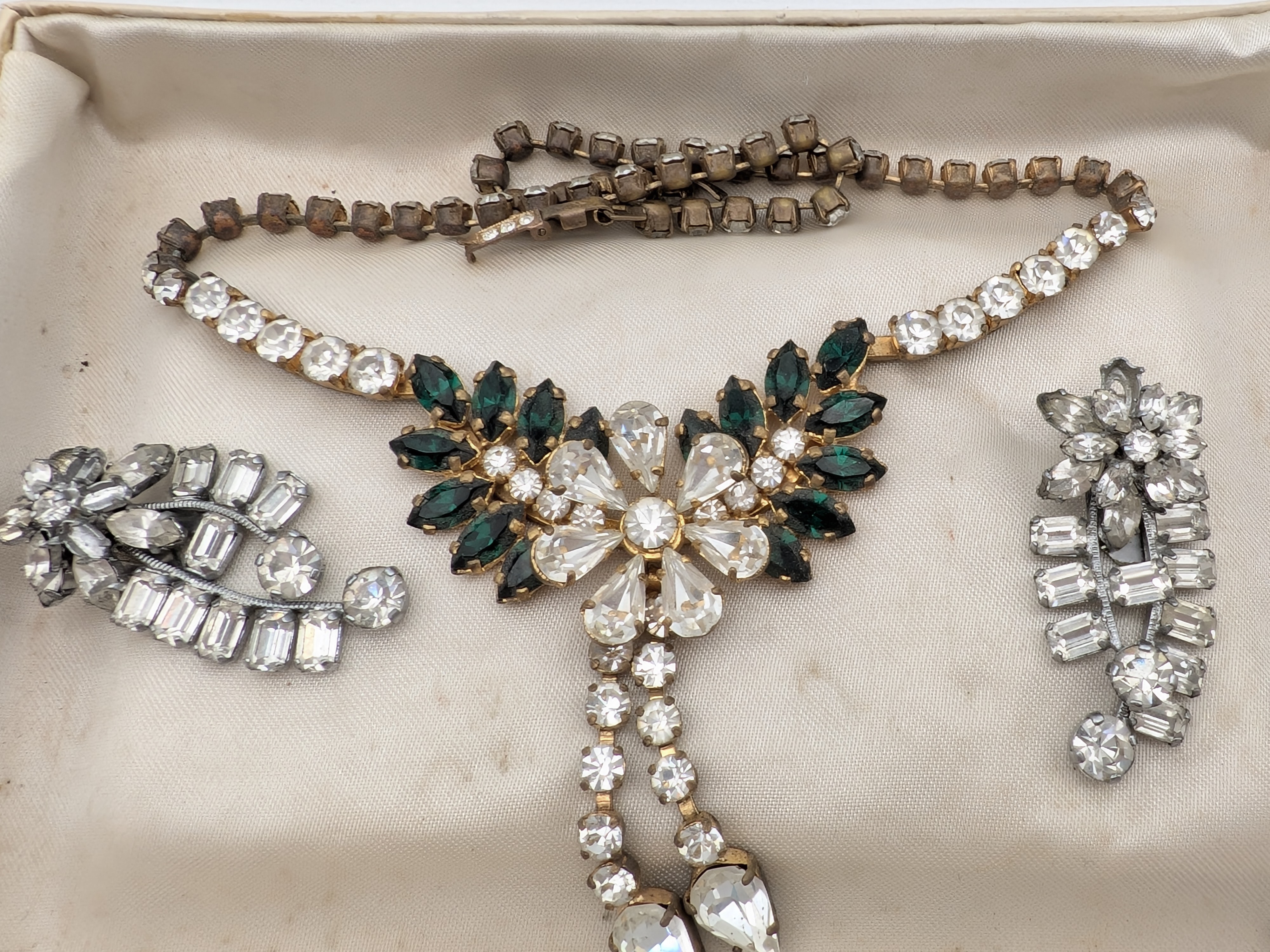 Vintage Rhinestone and Emerald Green Crystal Necklace and Earring Set — Lot 006, photograph 4