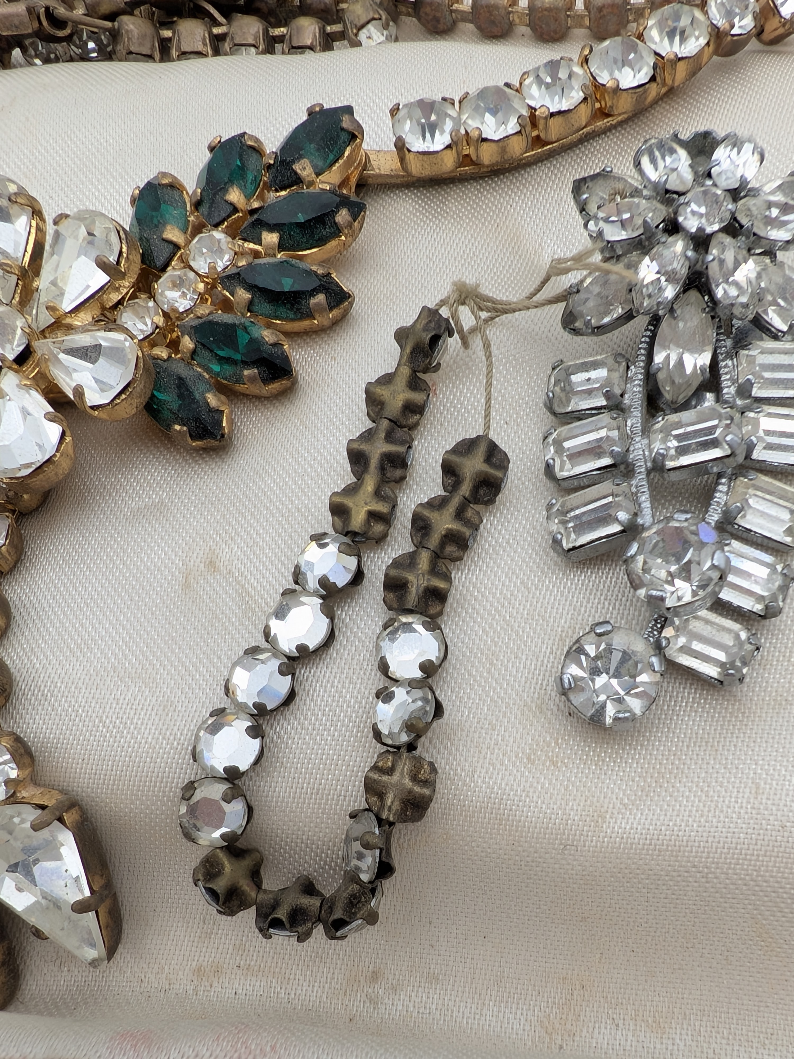 Vintage Rhinestone and Emerald Green Crystal Necklace and Earring Set — Lot 006, photograph 5