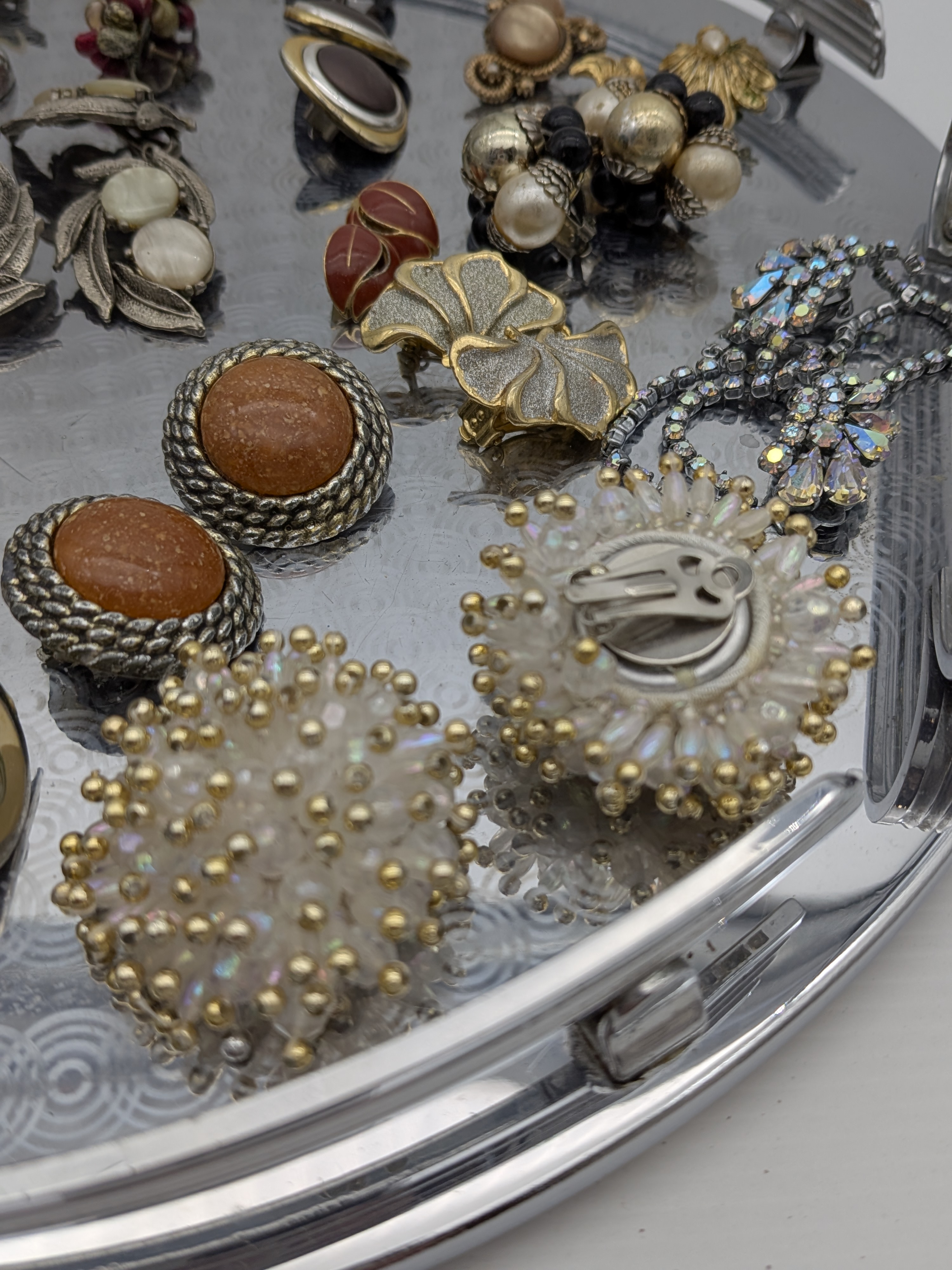 Large collection of Vintage Costume Jewellery Clip-On Earrings and Brooches on a Tray - YEOW! — Lot 005, photograph 2