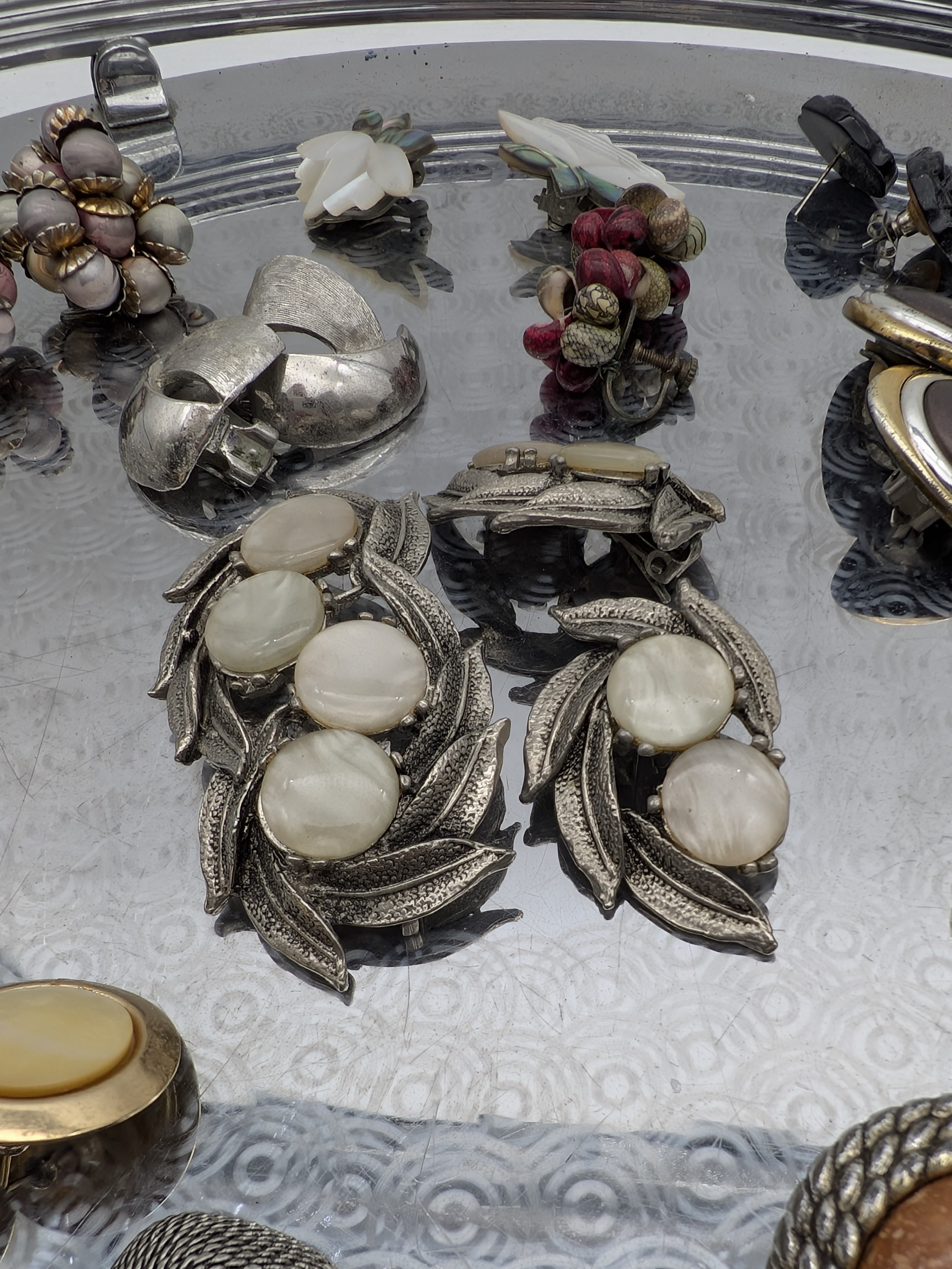 Large collection of Vintage Costume Jewellery Clip-On Earrings and Brooches on a Tray - YEOW! — Lot 005, photograph 3