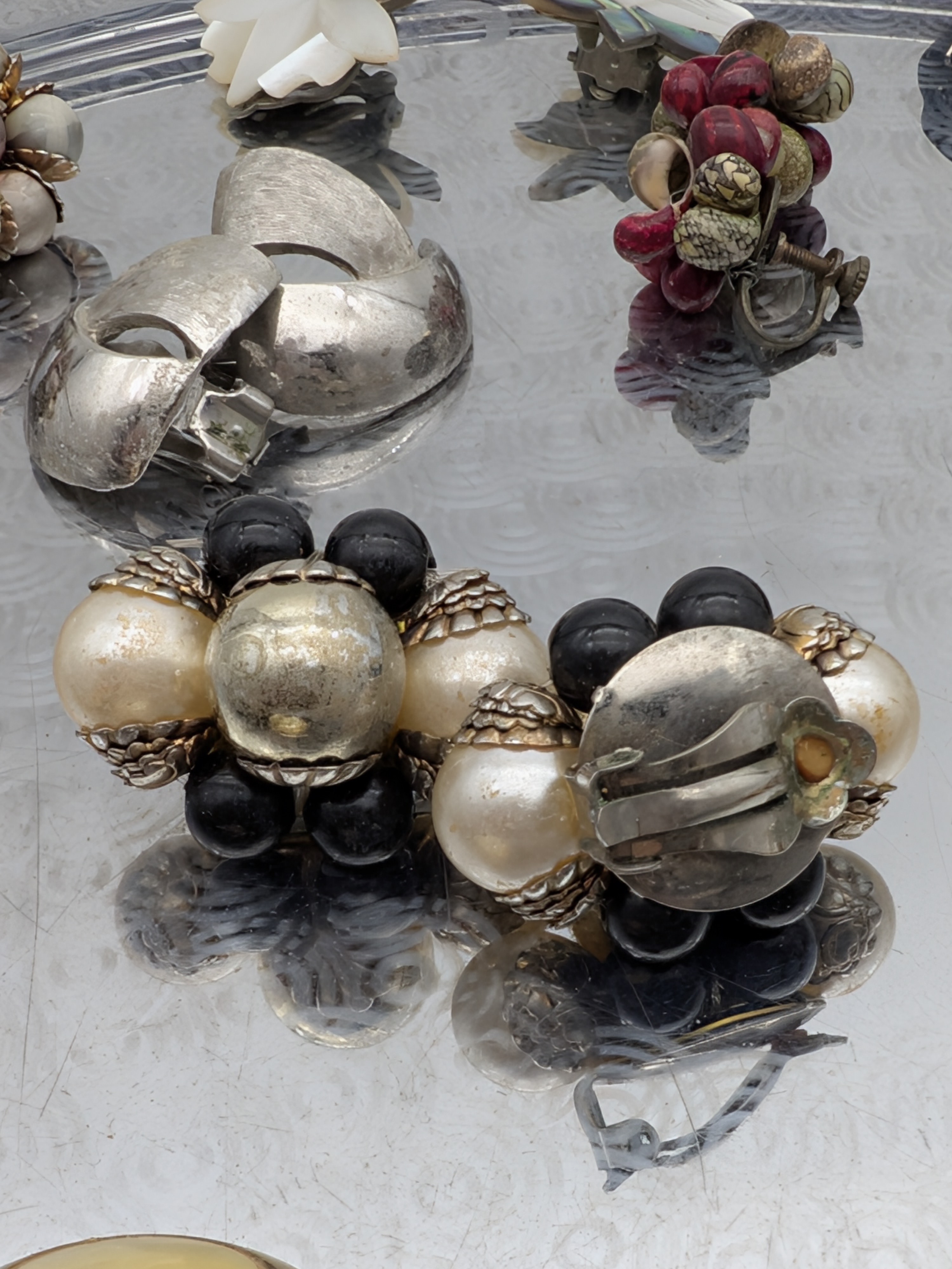Large collection of Vintage Costume Jewellery Clip-On Earrings and Brooches on a Tray - YEOW! — Lot 005, photograph 5
