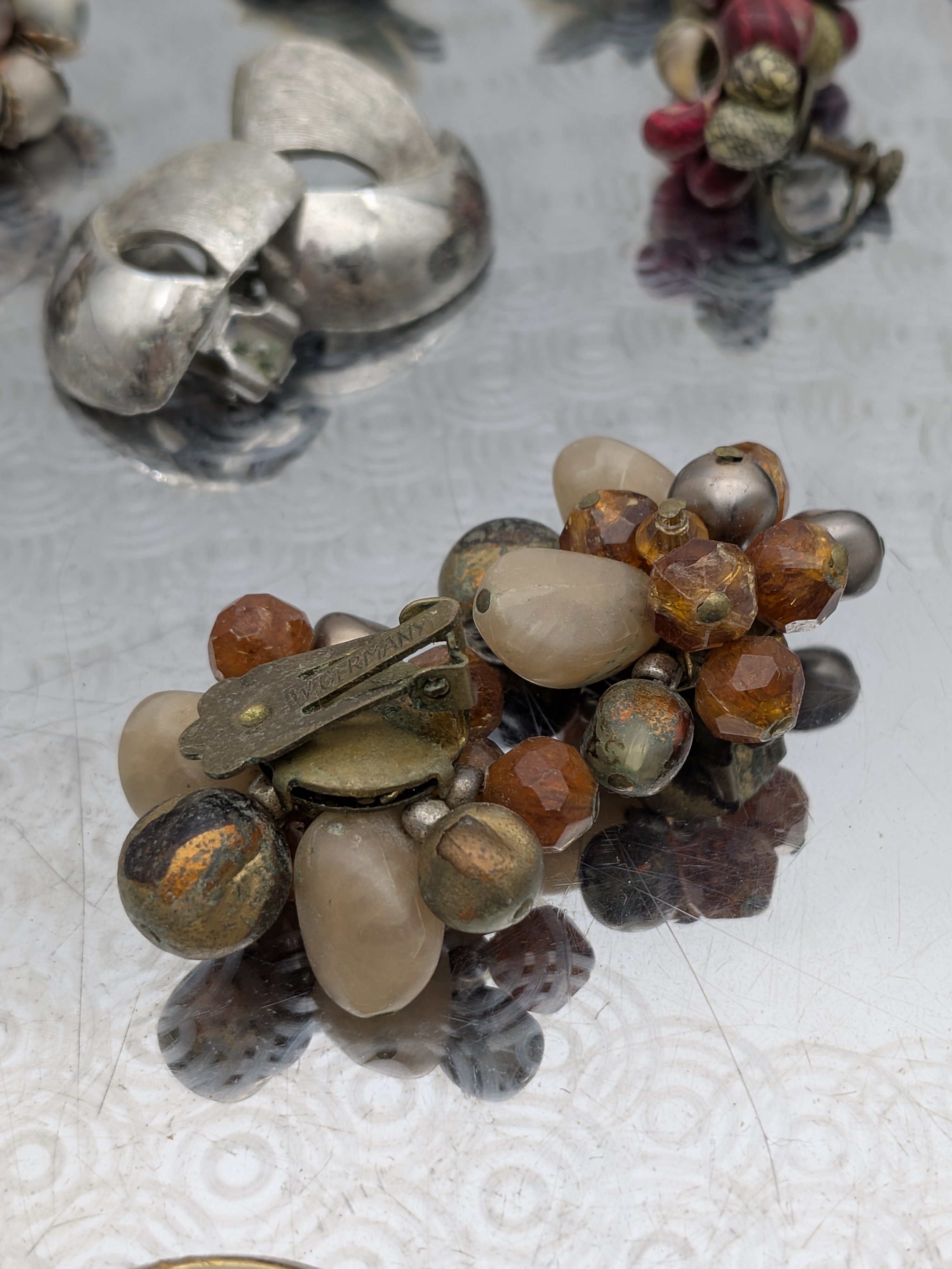 Large collection of Vintage Costume Jewellery Clip-On Earrings and Brooches on a Tray - YEOW! — Lot 005, photograph 6