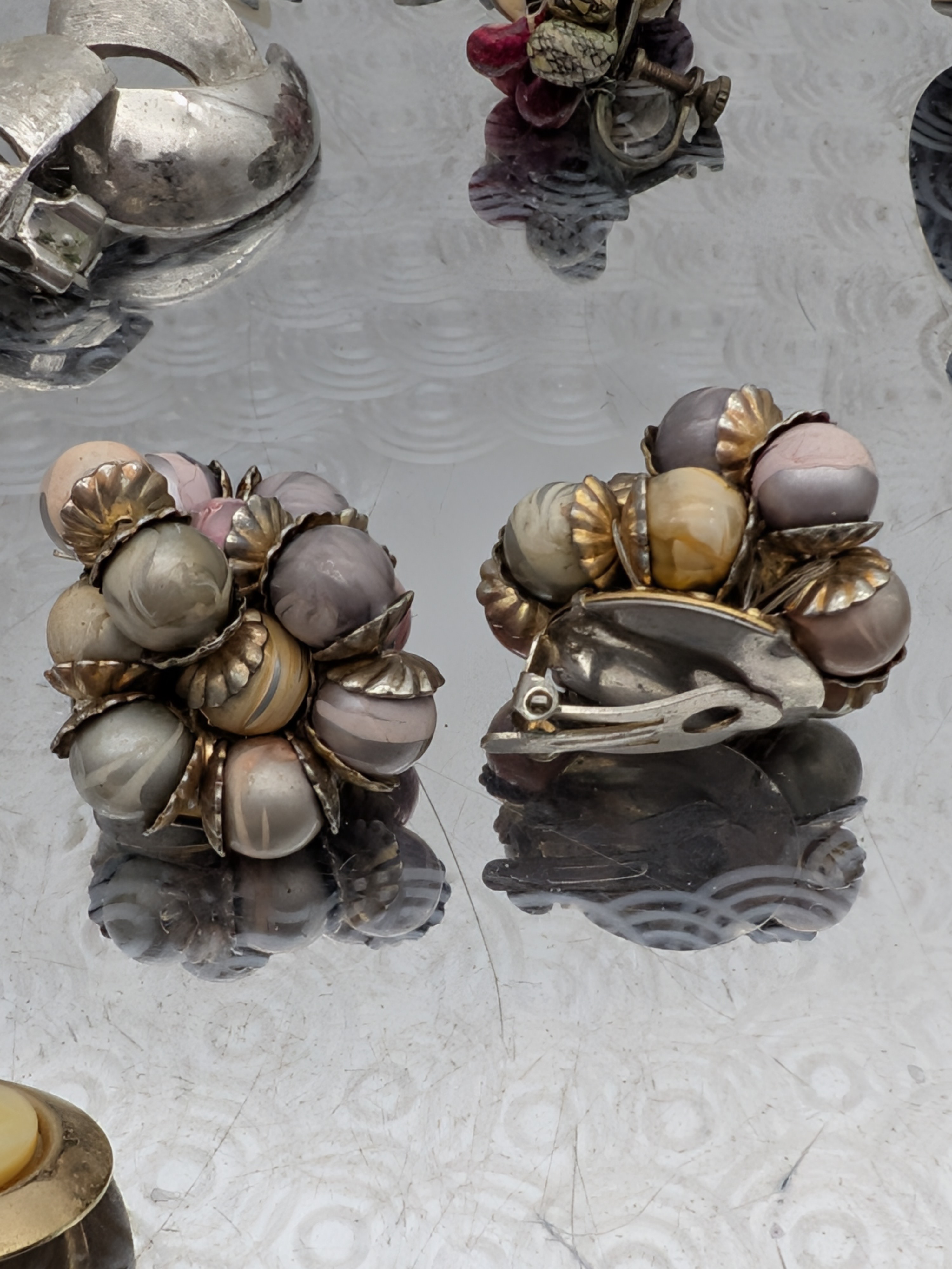 Large collection of Vintage Costume Jewellery Clip-On Earrings and Brooches on a Tray - YEOW! — Lot 005, photograph 7
