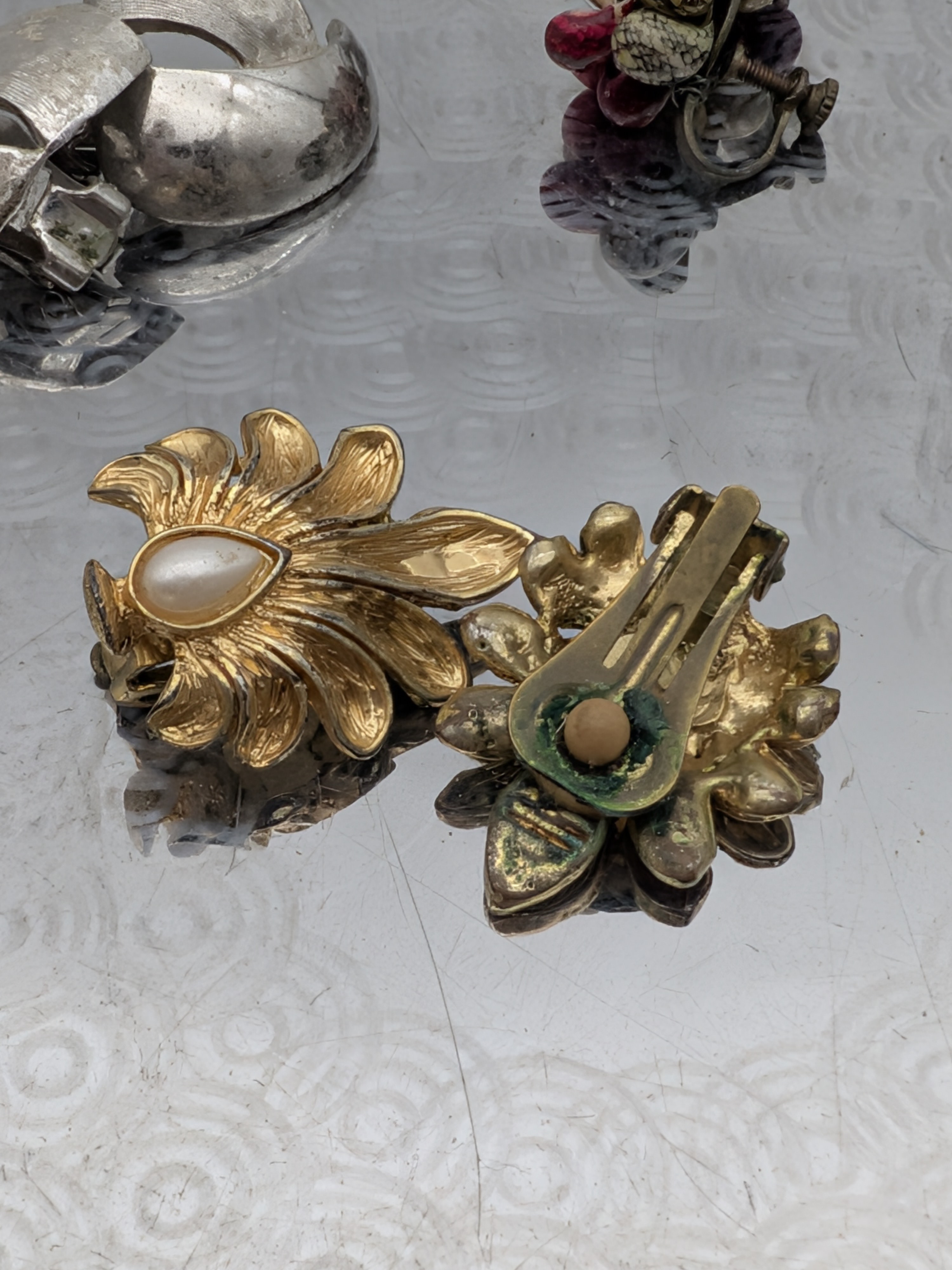 Large collection of Vintage Costume Jewellery Clip-On Earrings and Brooches on a Tray - YEOW! — Lot 005, photograph 8
