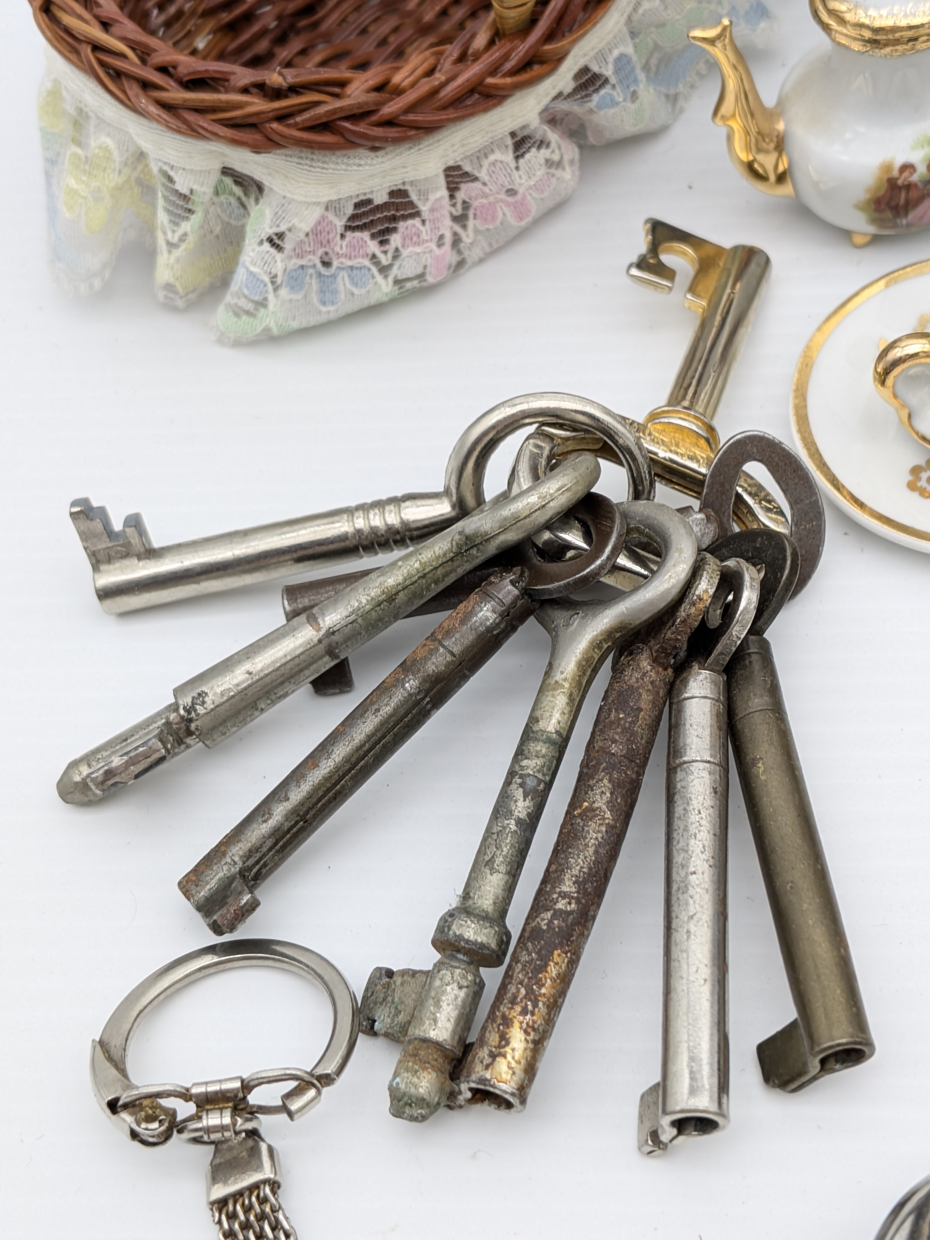 Lot of Assorted Decorative & Household Sundries — Lot 014, photograph 2