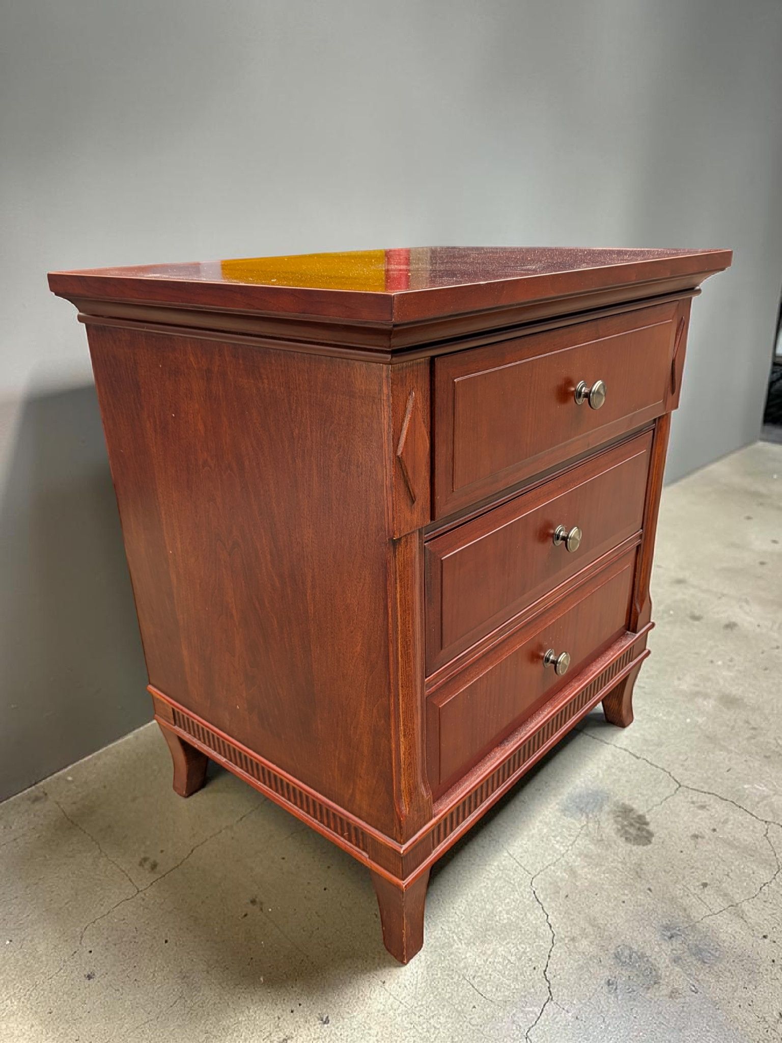 Timber Three-Drawer Nightstand/Bedside table — Lot 011, photograph 2