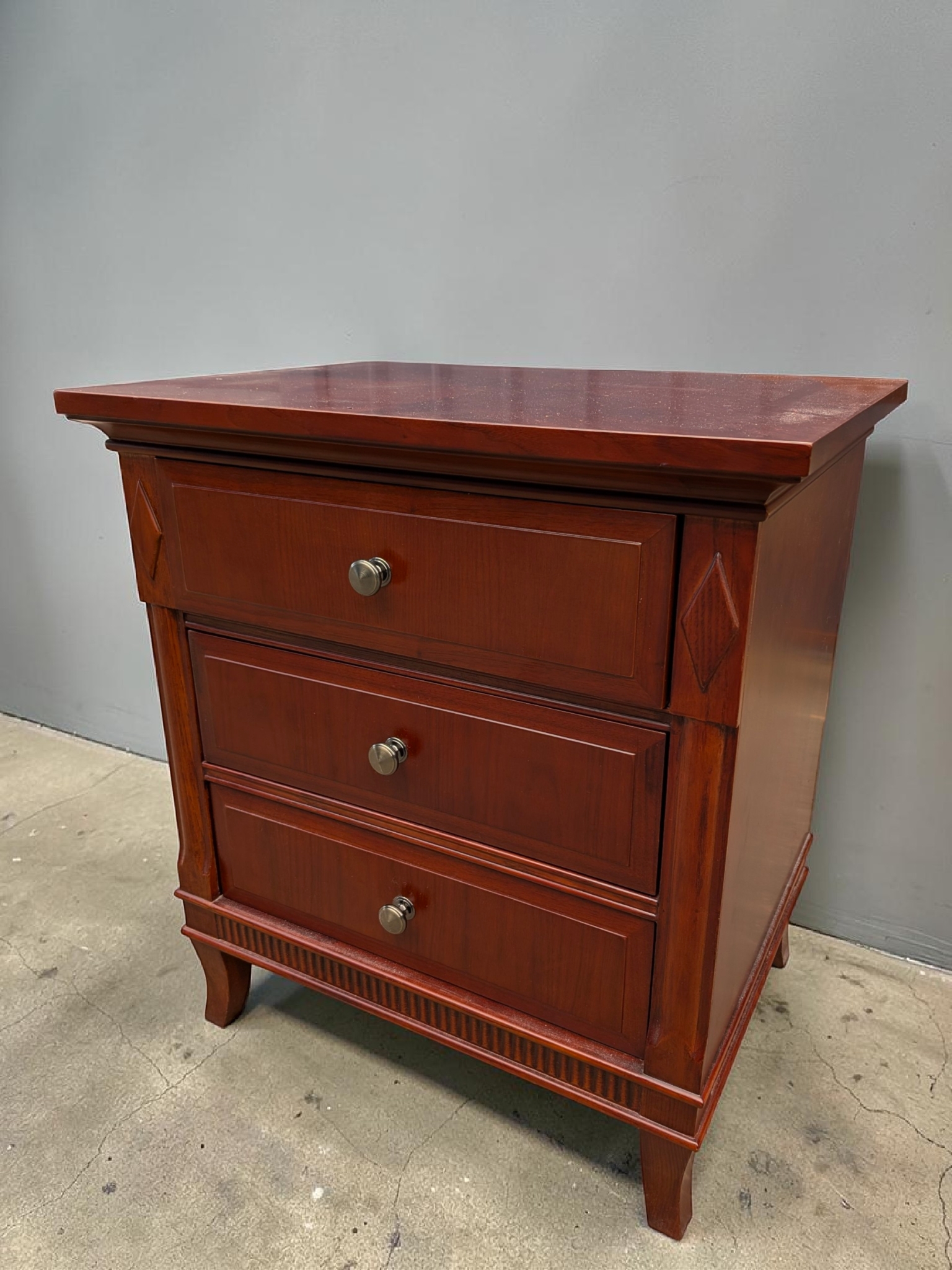 Timber Three-Drawer Nightstand/Bedside table — Lot 011, photograph 3