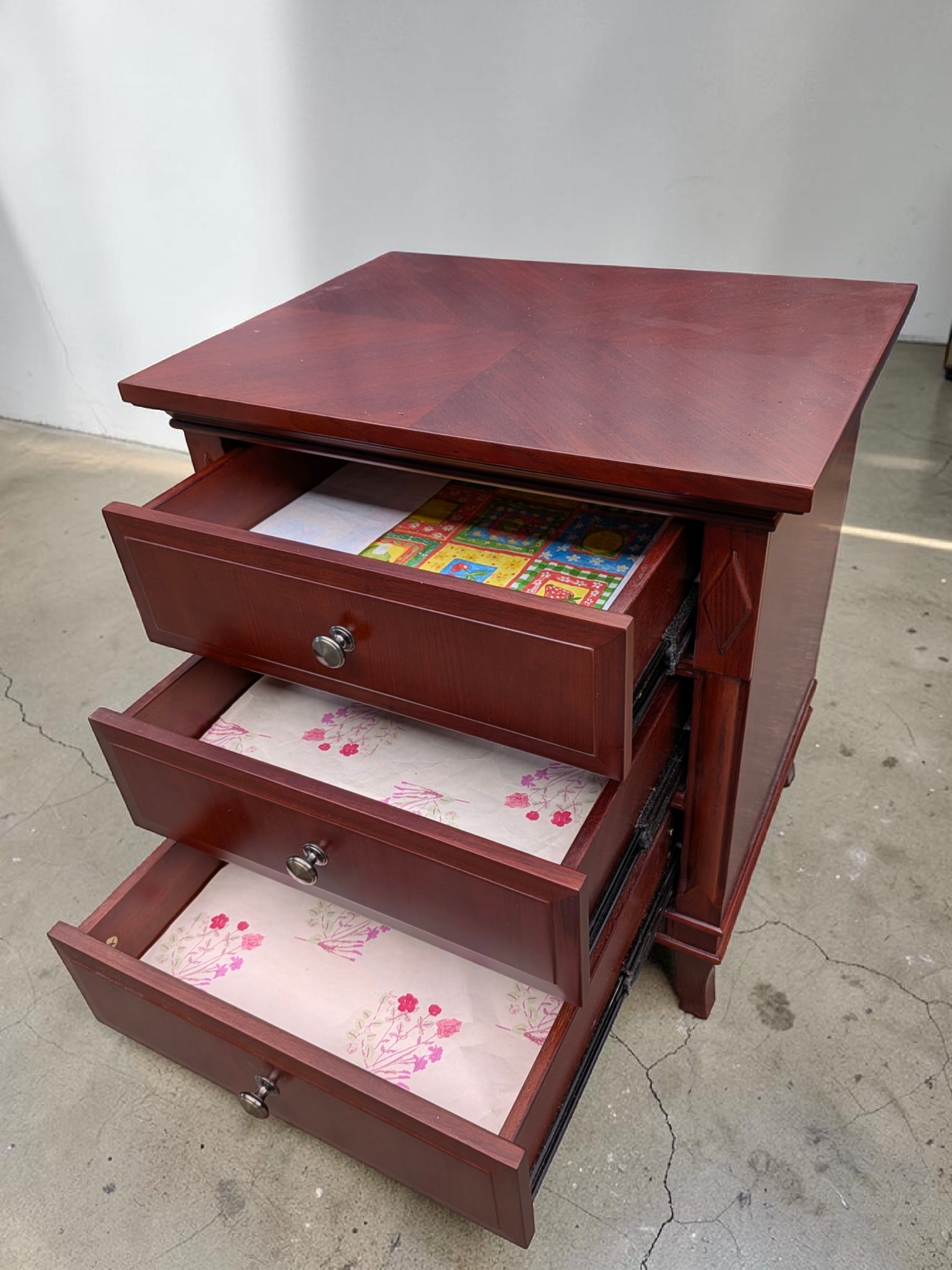 Timber Three-Drawer Nightstand/Bedside table — Lot 011, photograph 4