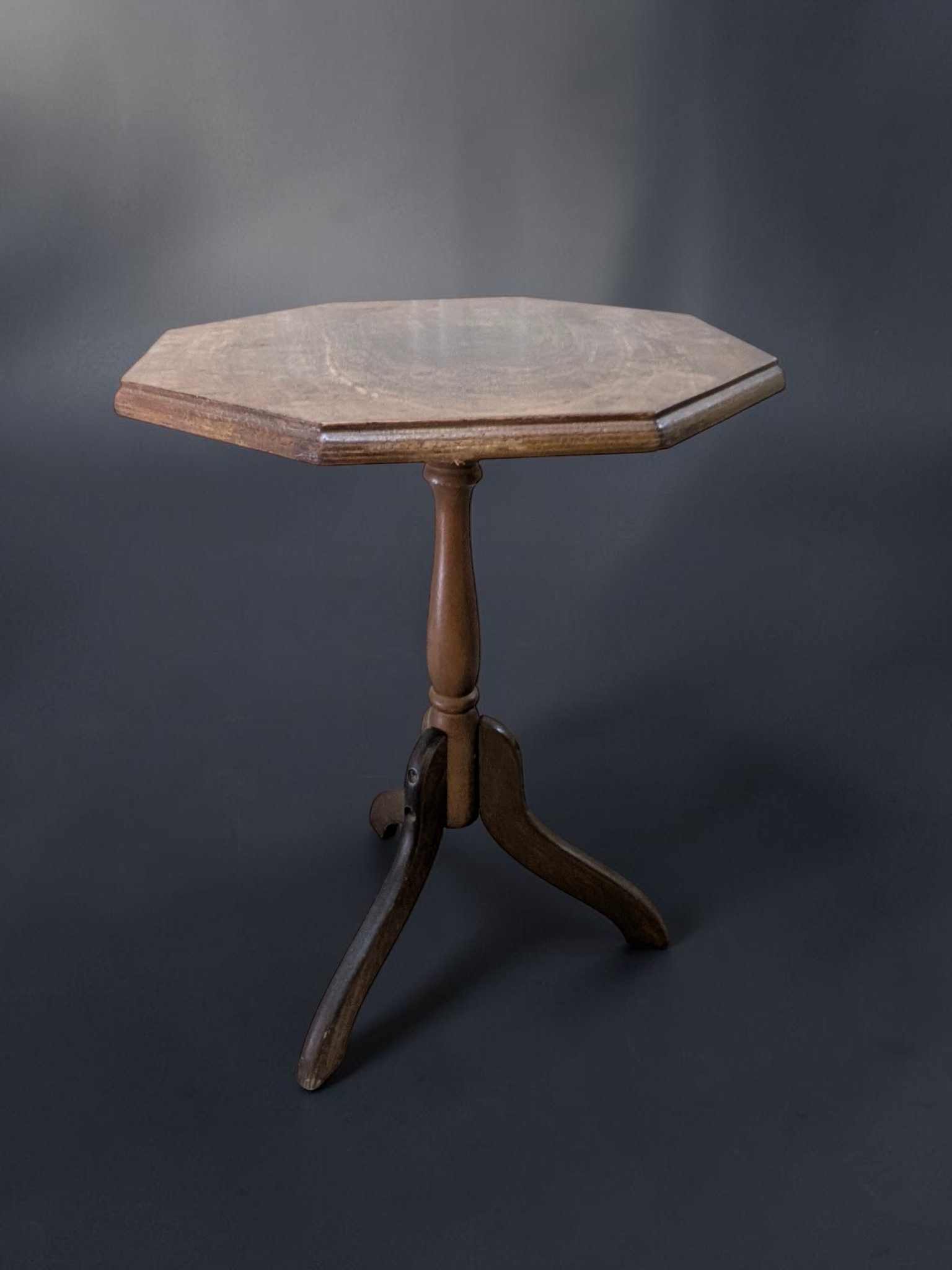 Vintage Octagonal Pedestal Occasional Table — Lot 014, photograph 2
