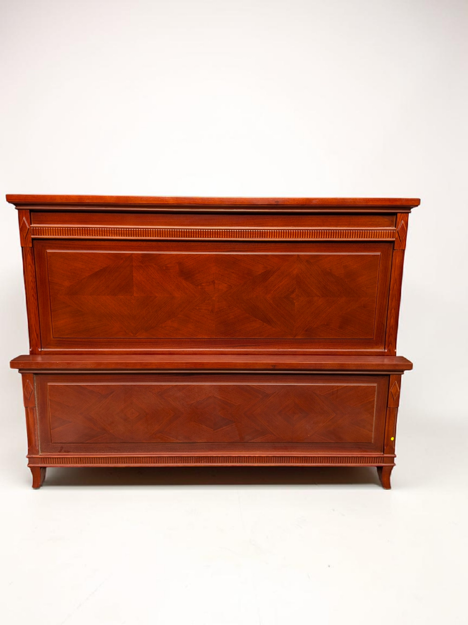Traditional Style Queen/Double Bed Frame — Lot 015, photograph 2
