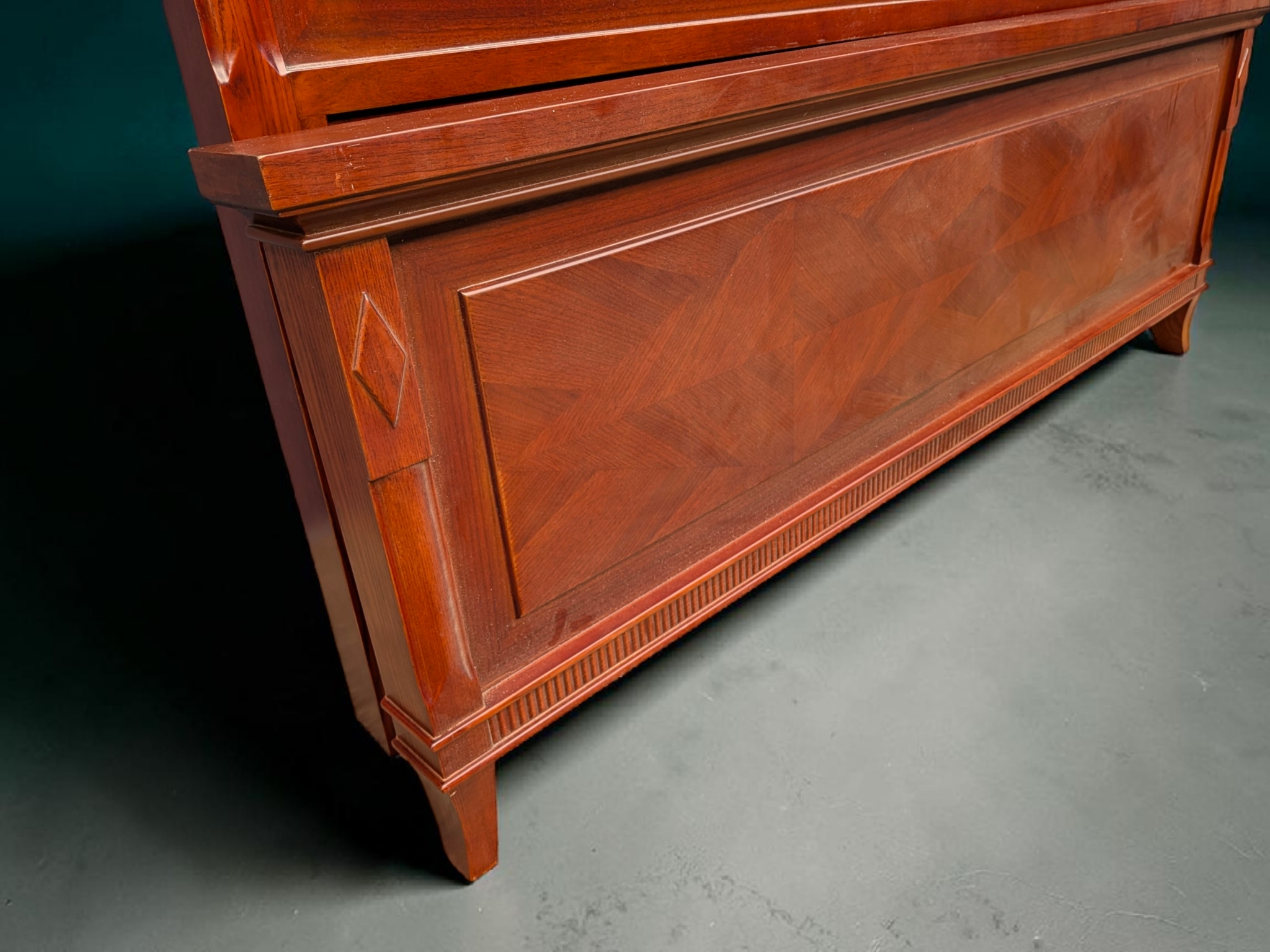 Traditional Style Queen/Double Bed Frame — Lot 015, photograph 3