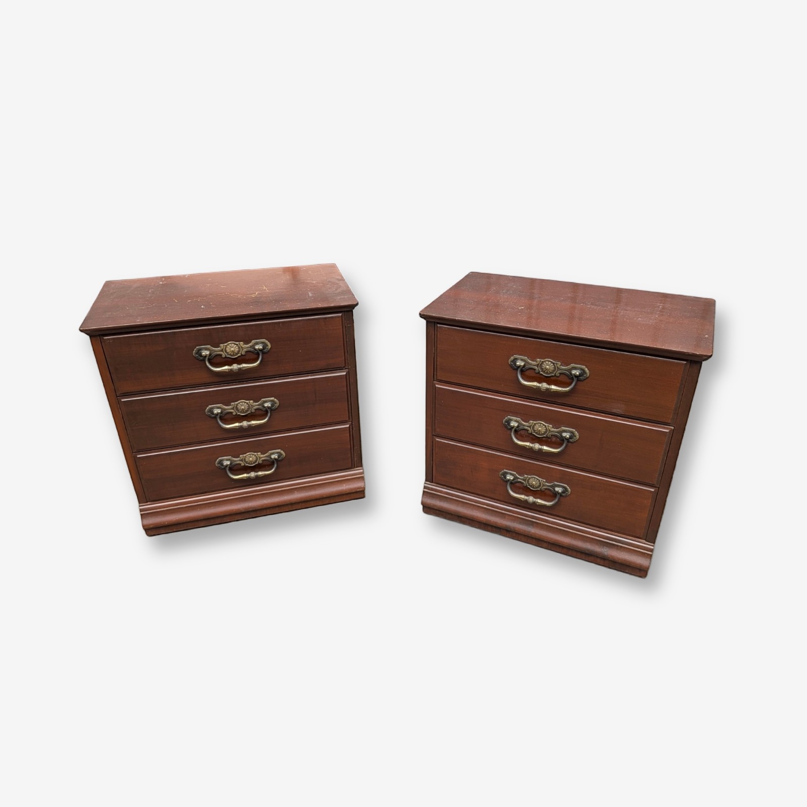 Pair of Traditional Style Three-Drawer Bedside Chests — Lot 016, photograph 6