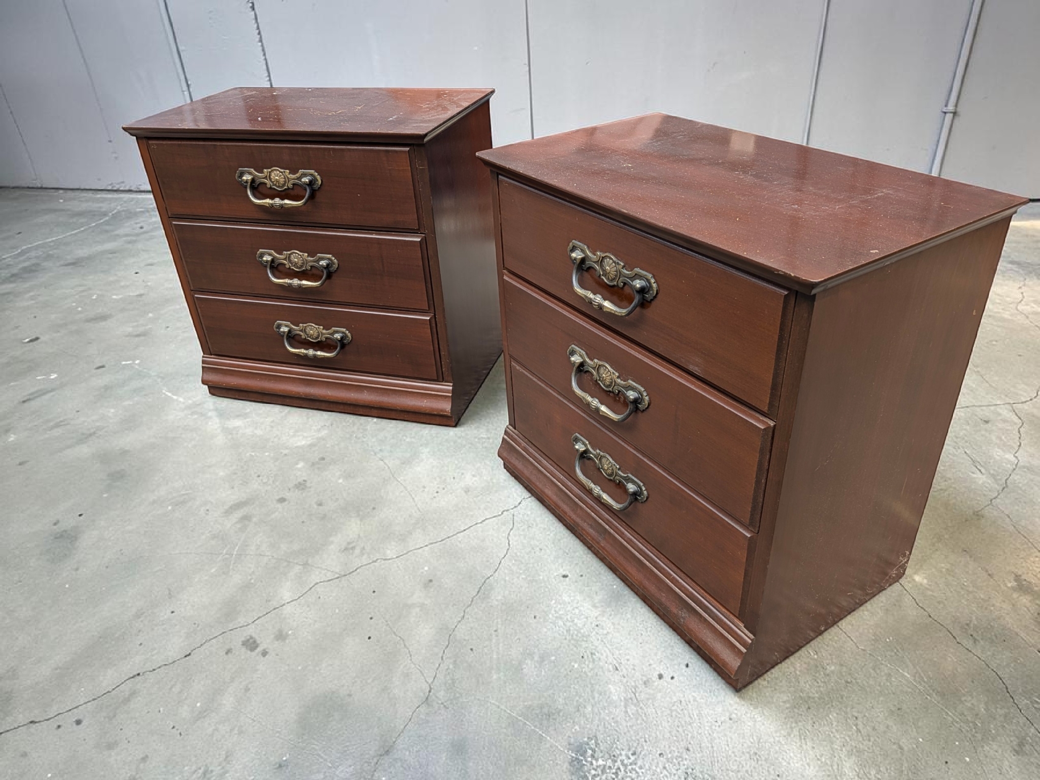 Pair of Traditional Style Three-Drawer Bedside Chests — Lot 016, photograph 2