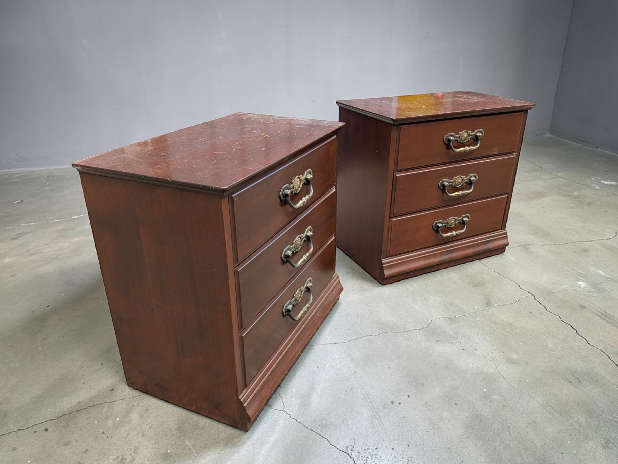 Pair of Traditional Style Three-Drawer Bedside Chests — Lot 016, photograph 3