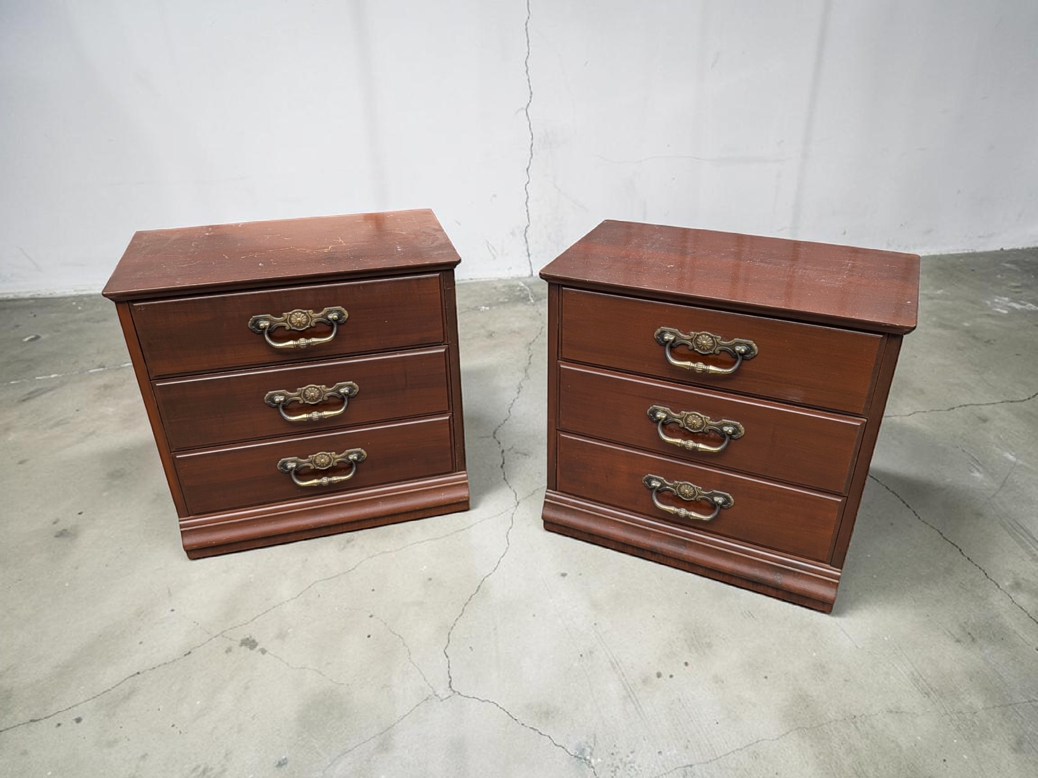 Pair of Traditional Style Three-Drawer Bedside Chests — Lot 016, photograph 1