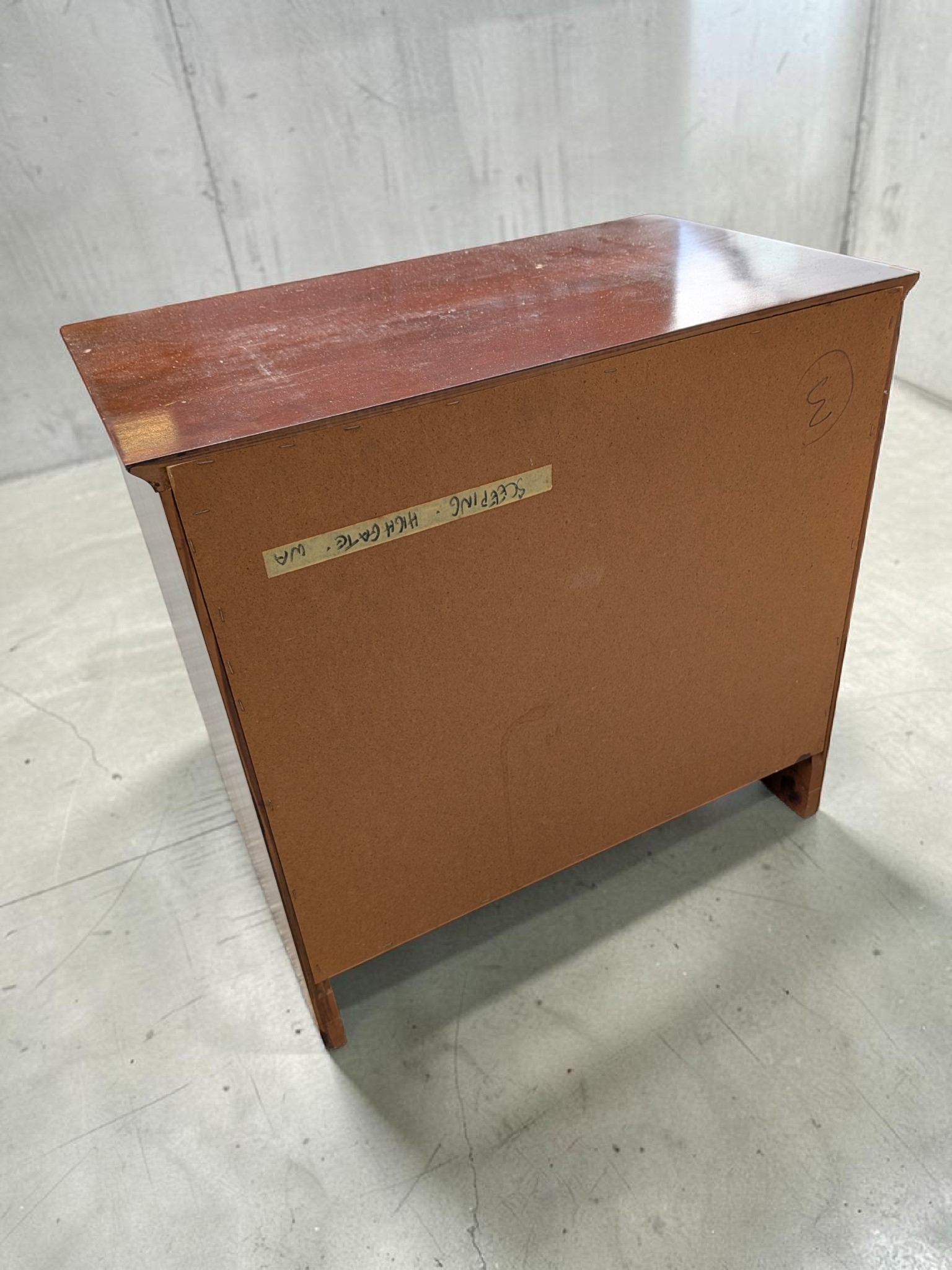 Pair of Traditional Style Three-Drawer Bedside Chests — Lot 016, photograph 4
