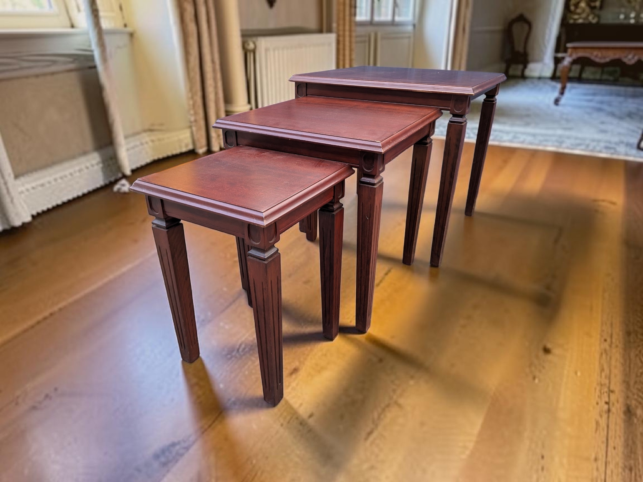 Traditional Style Mahogany Finish Nesting Tables, Set of Three — Lot 018