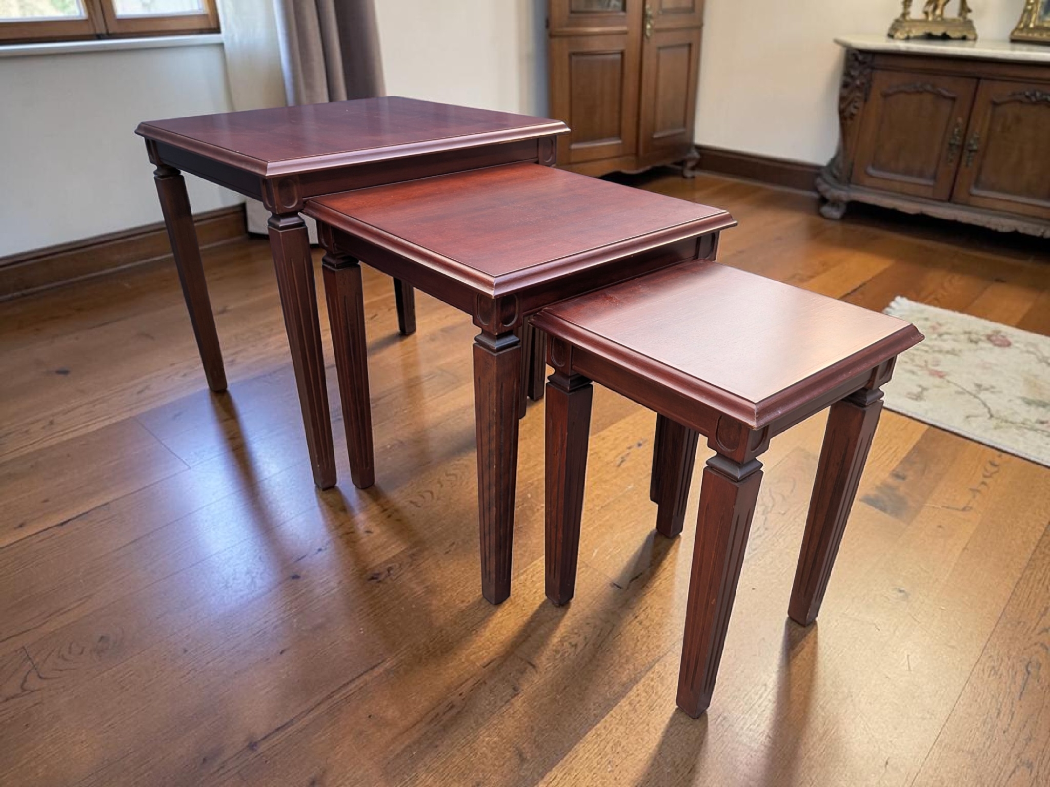 Traditional Style Mahogany Finish Nesting Tables, Set of Three — Lot 018, photograph 2