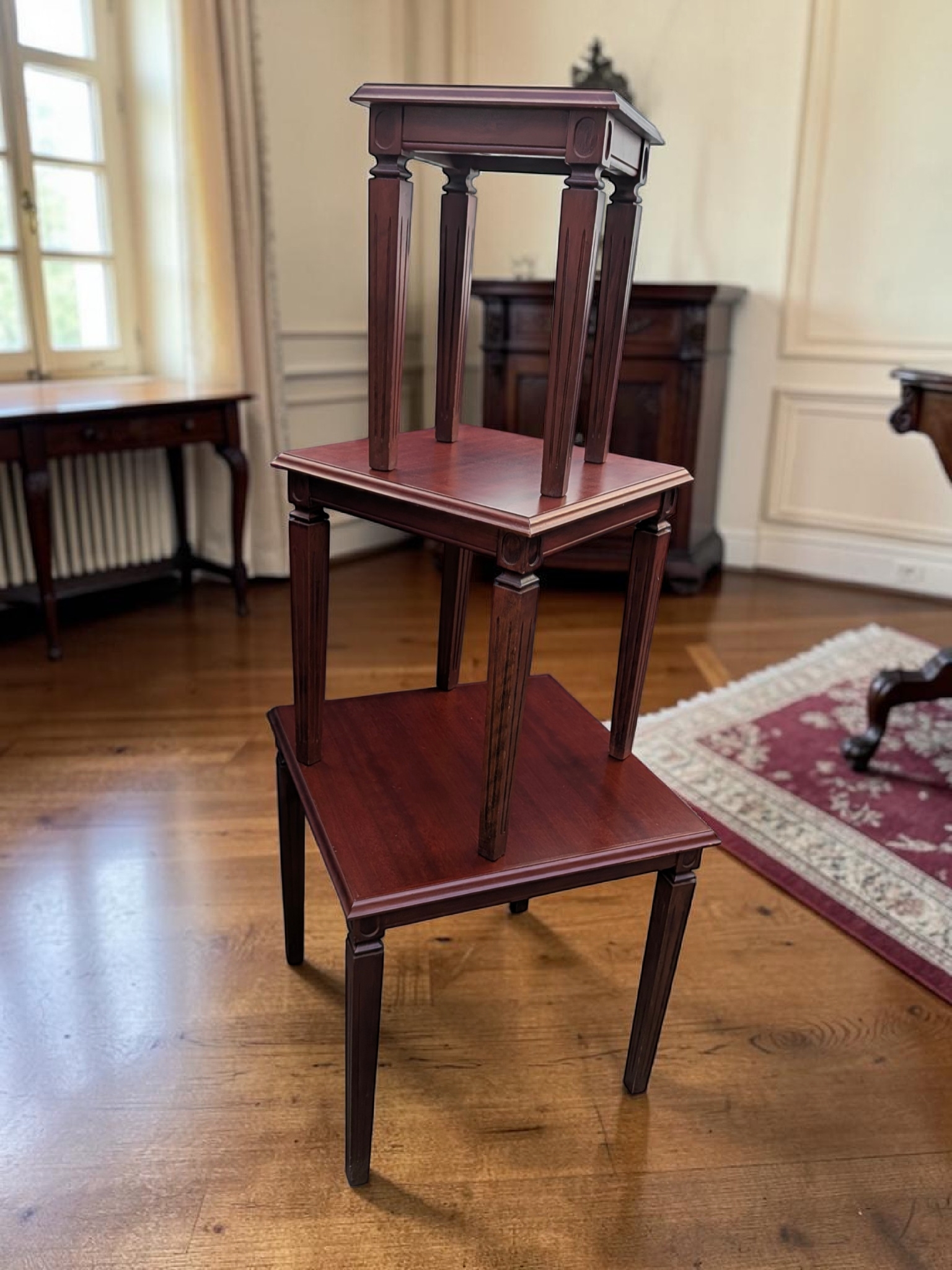 Traditional Style Mahogany Finish Nesting Tables, Set of Three — Lot 018, photograph 3