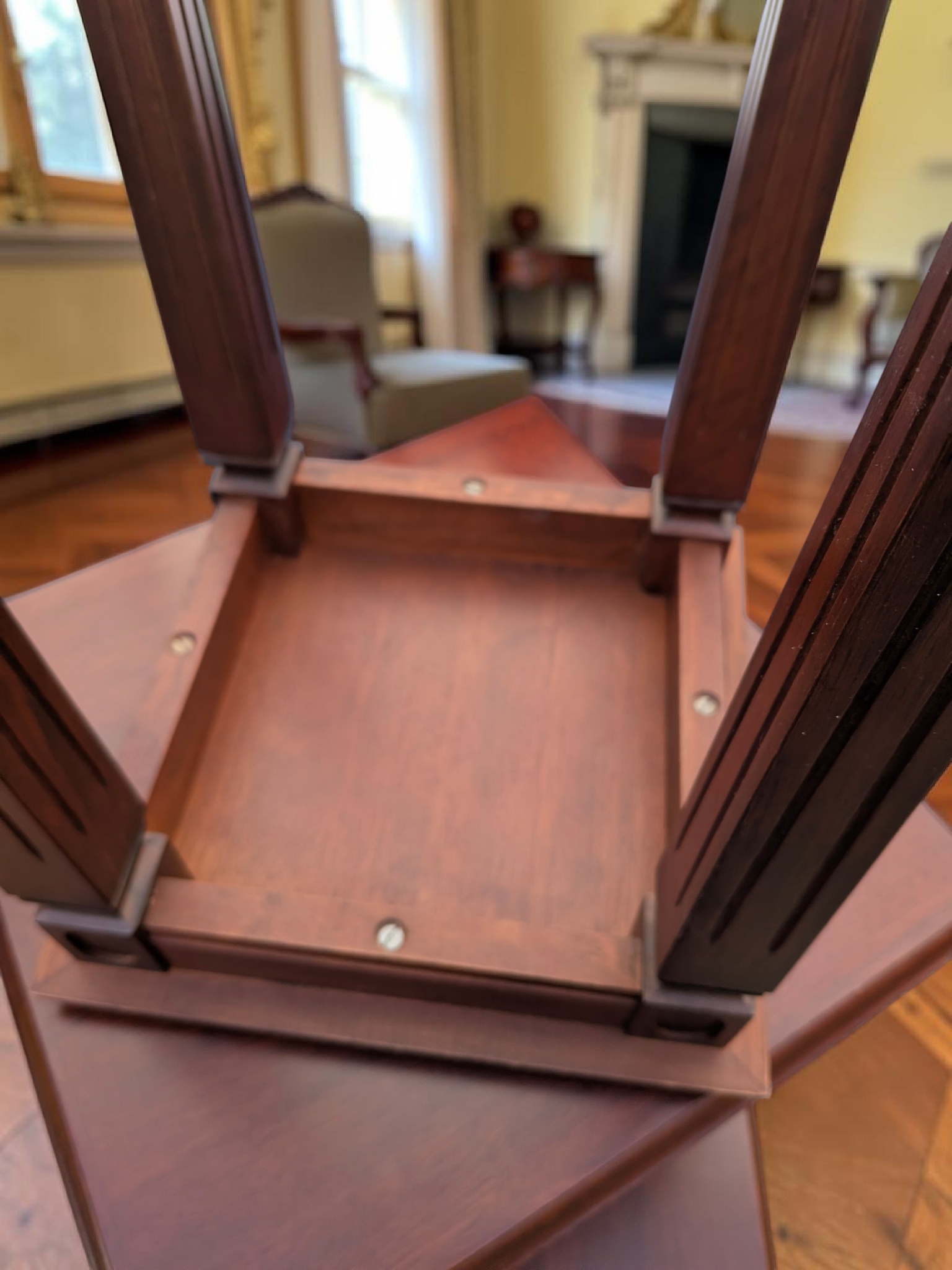 Traditional Style Mahogany Finish Nesting Tables, Set of Three — Lot 018, photograph 4