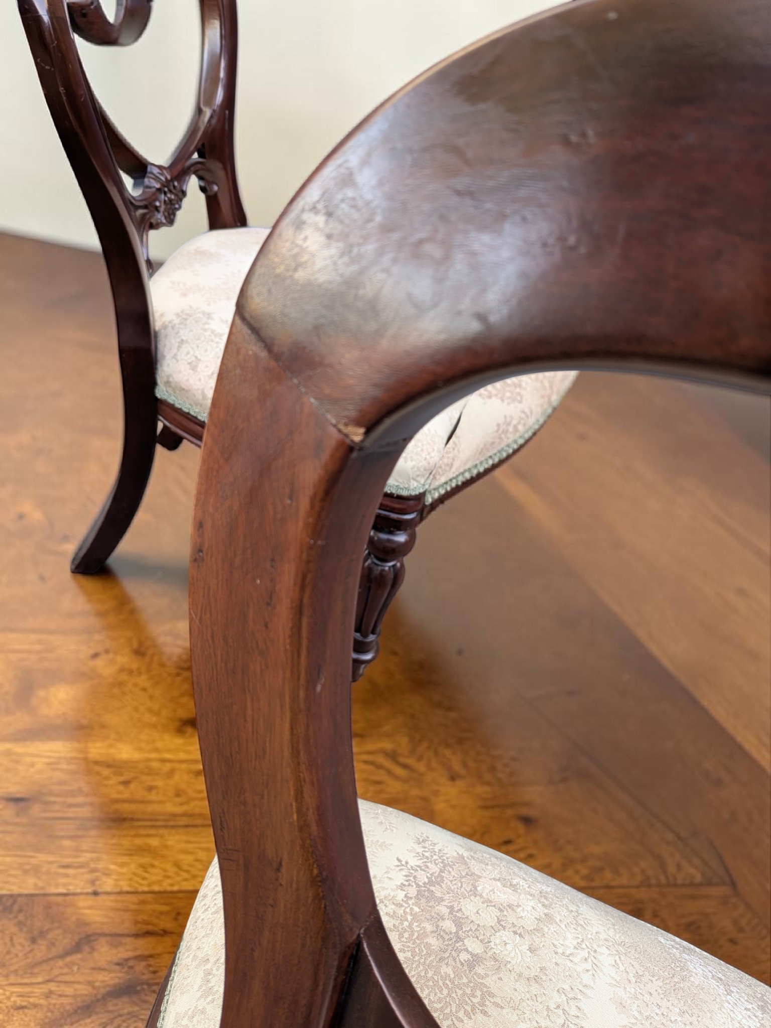 Victorian Style Extendable Dining Table with Eight Chairs — Lot 021, photograph 6
