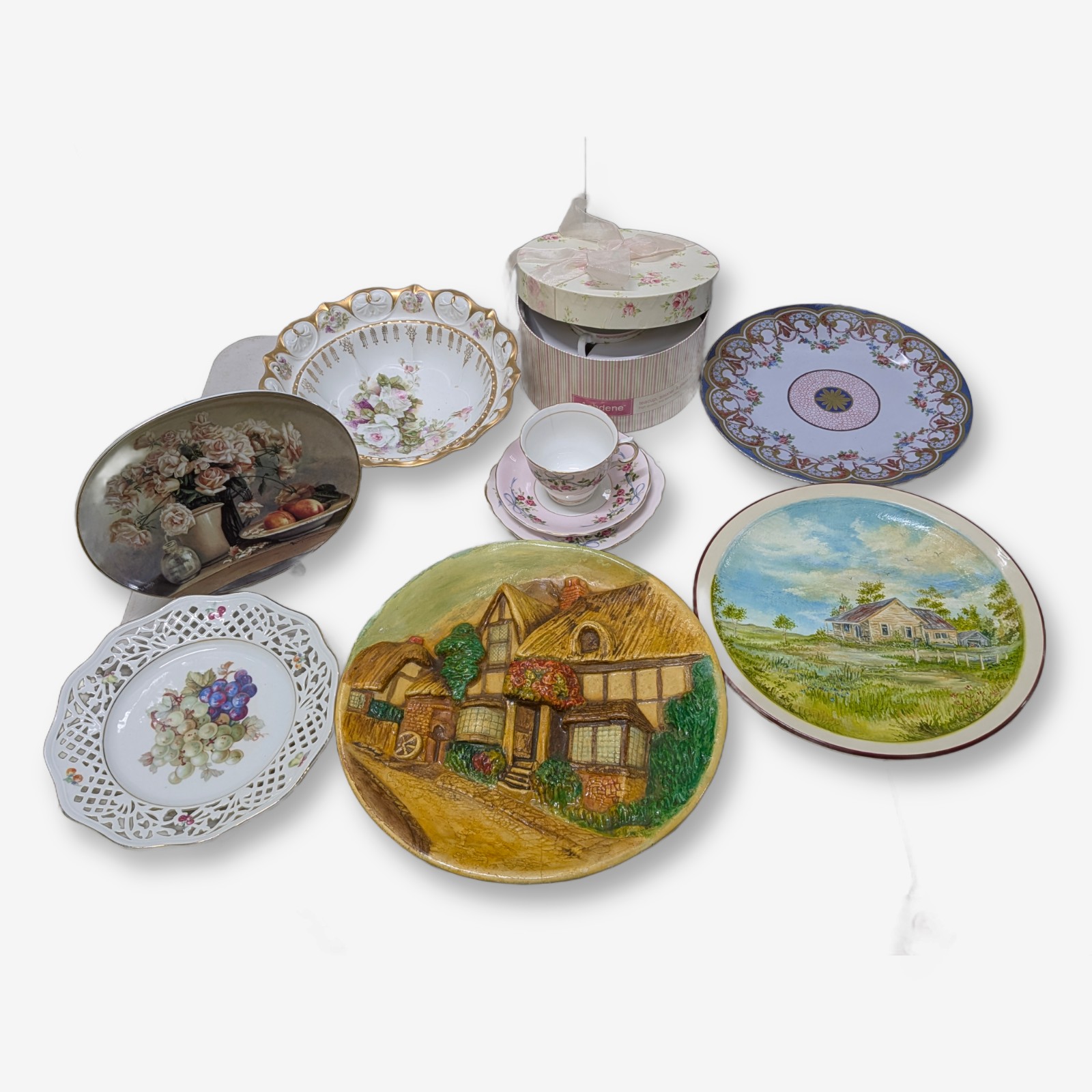 Lot of Assorted Decorative Ceramics and Sundries — Lot 032