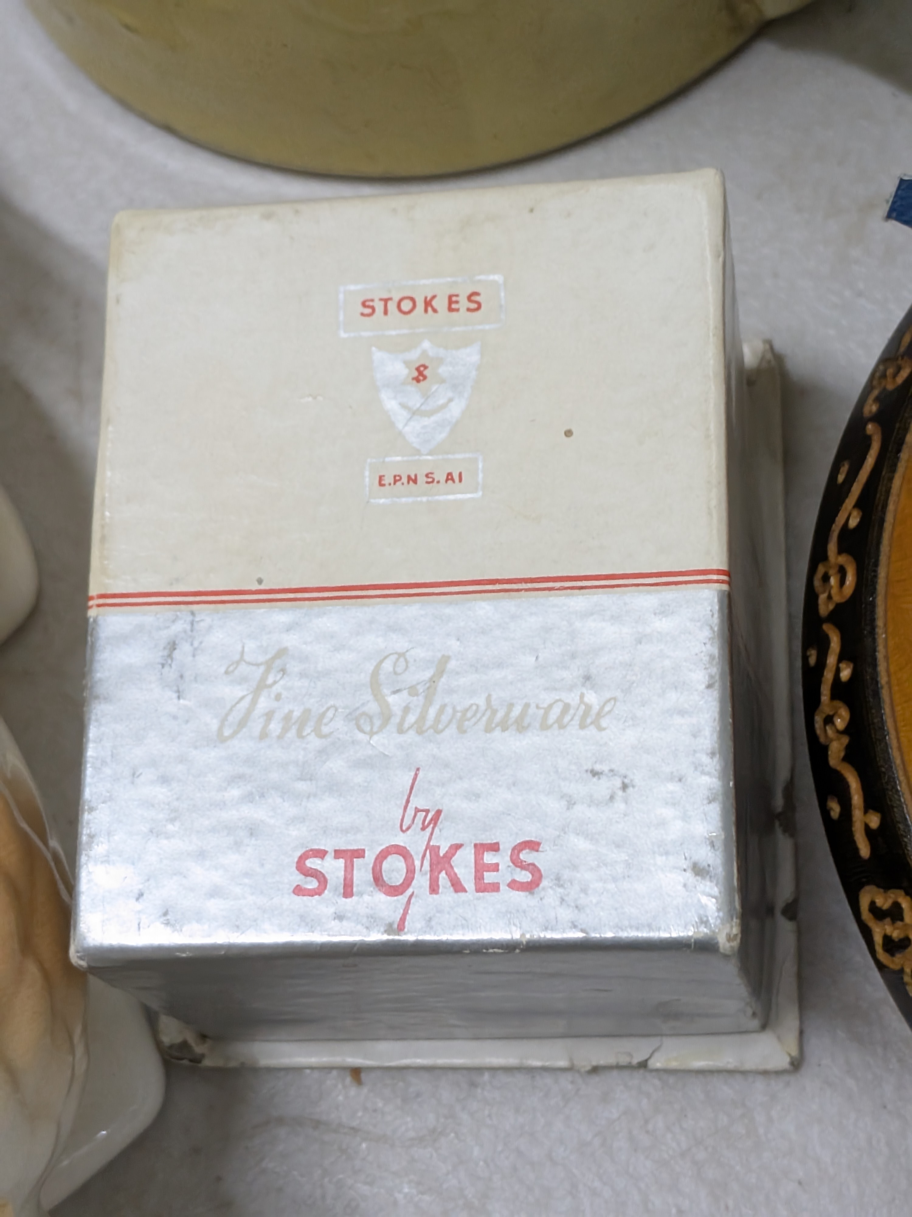 Lot of Decorative Sundries including Ceramic Figurines, Glass Bowl, Pottery, and Metalware — Lot 033, photograph 4
