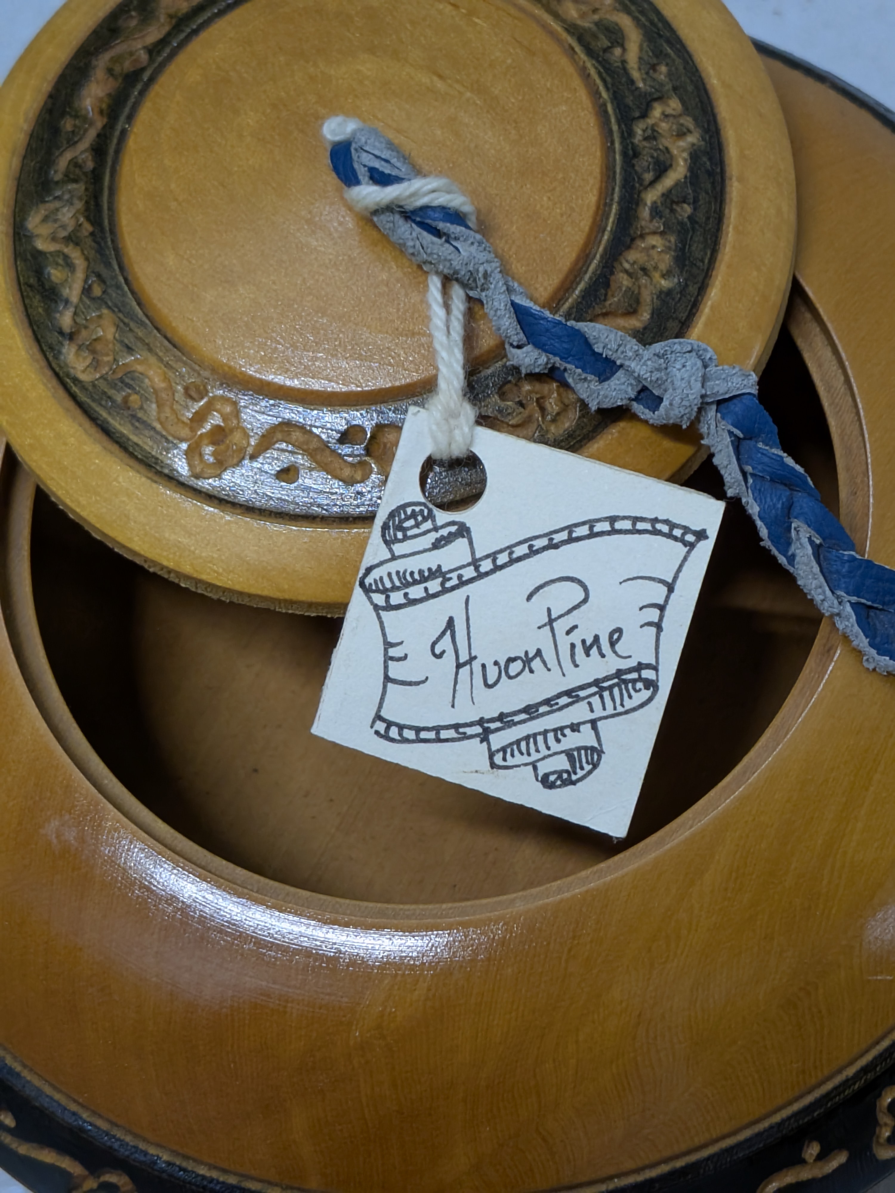 Lot of Decorative Sundries including Ceramic Figurines, Glass Bowl, Pottery, and Metalware — Lot 033, photograph 8