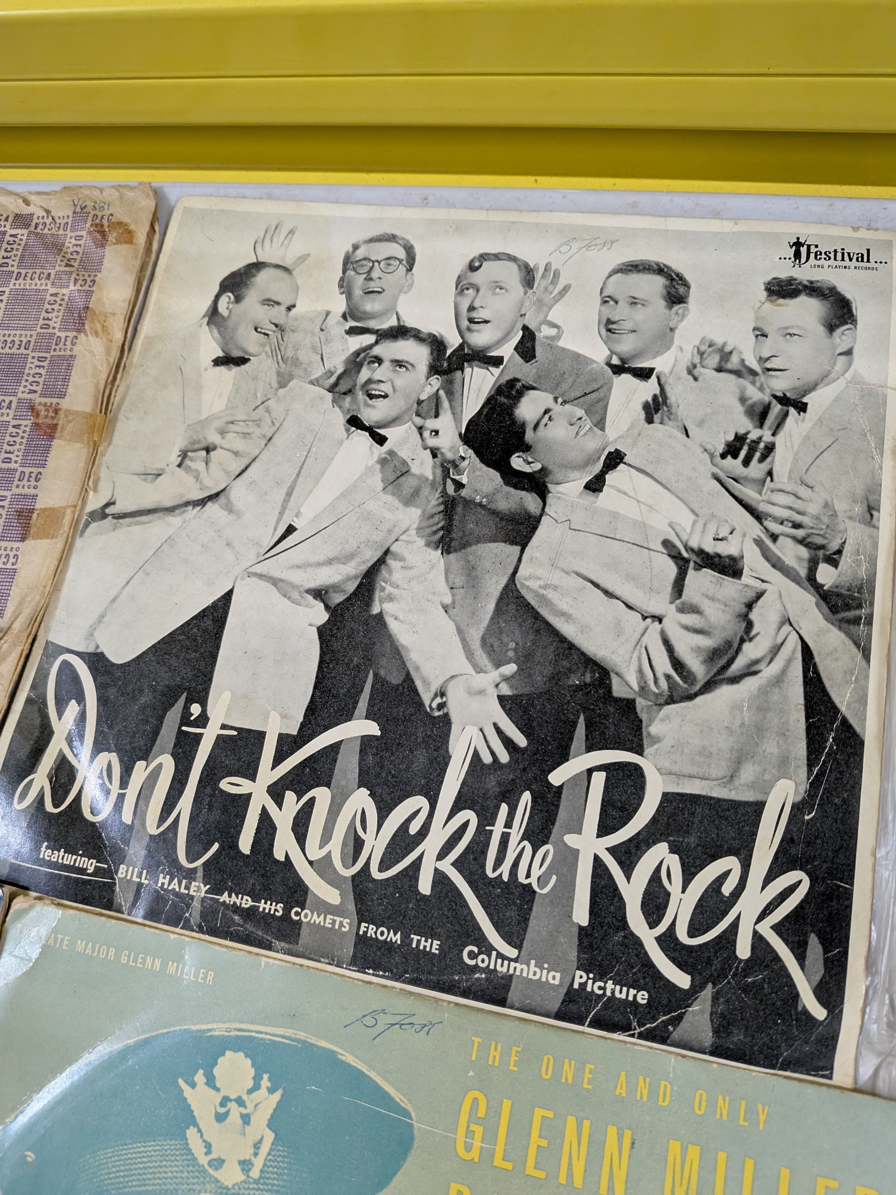Lot of Vintage 78 Records including Jazz, Blues, Rock and Classical featuring MGM, Decca, Harry James, Glenn Miller... — Lot 034, photograph 2