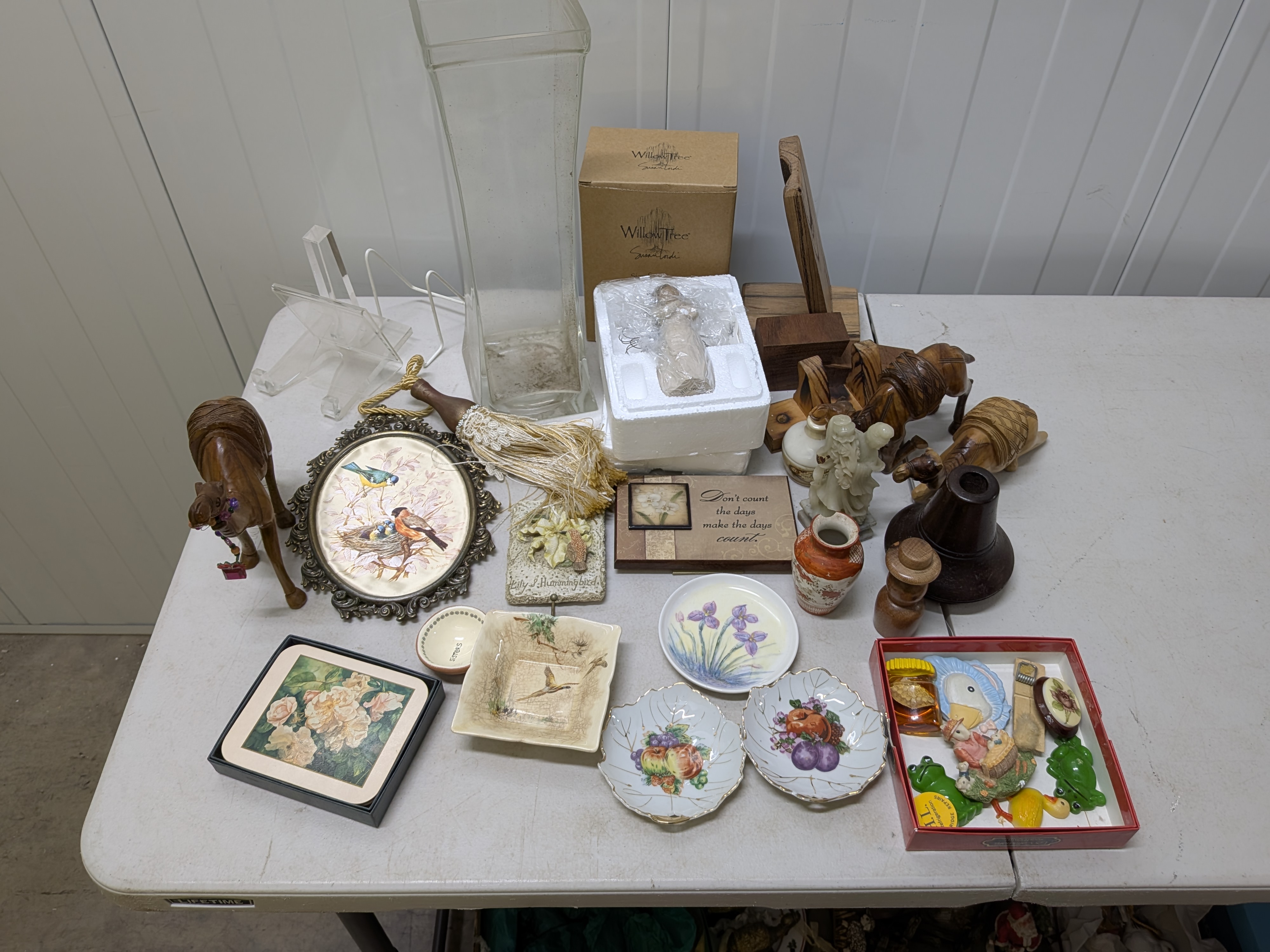Lot of Decorative Homewares and Sundries including Royal Doulton — Lot 038, photograph 4