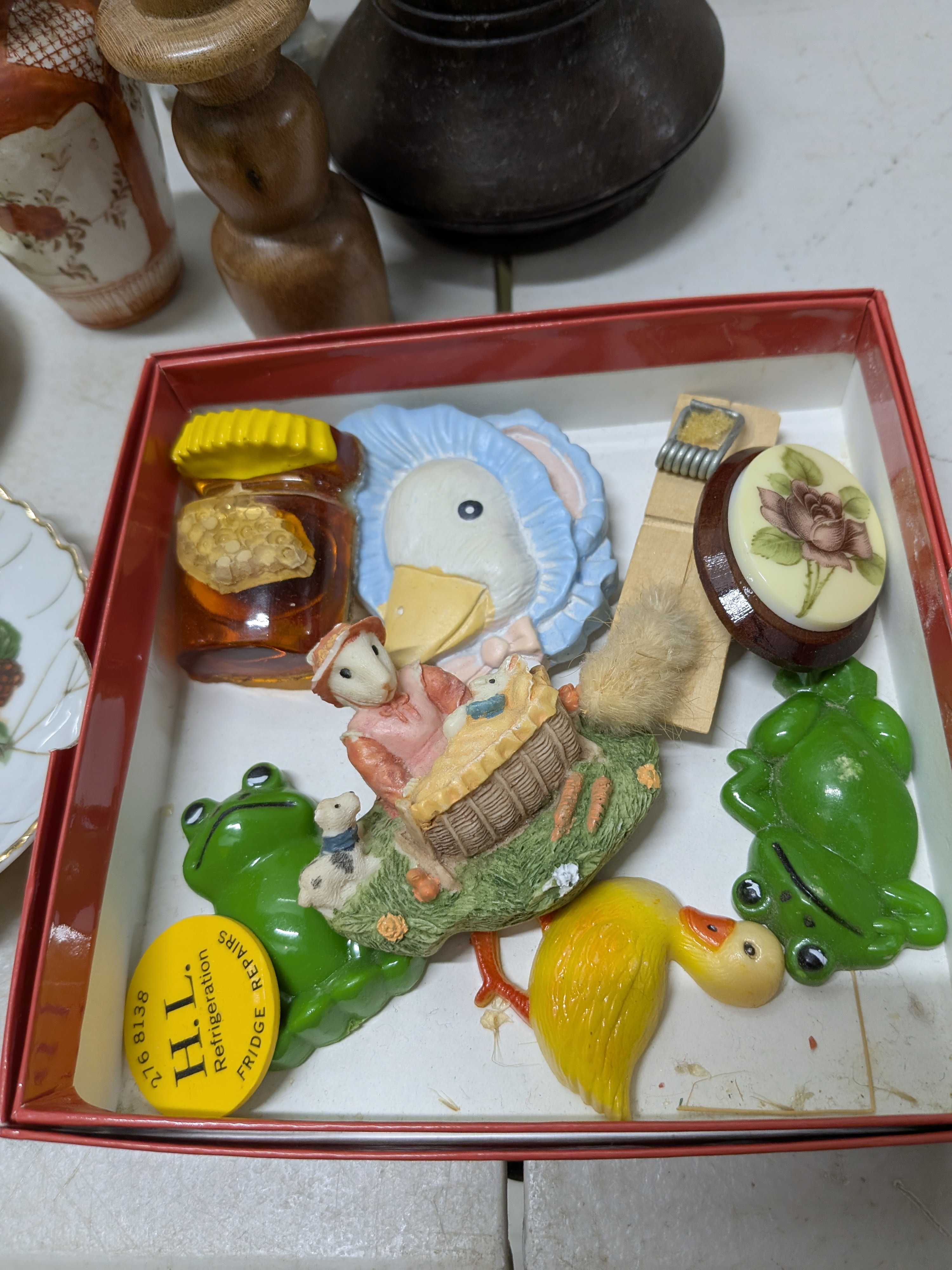 Lot of Decorative Homewares and Sundries including Royal Doulton — Lot 038, photograph 5