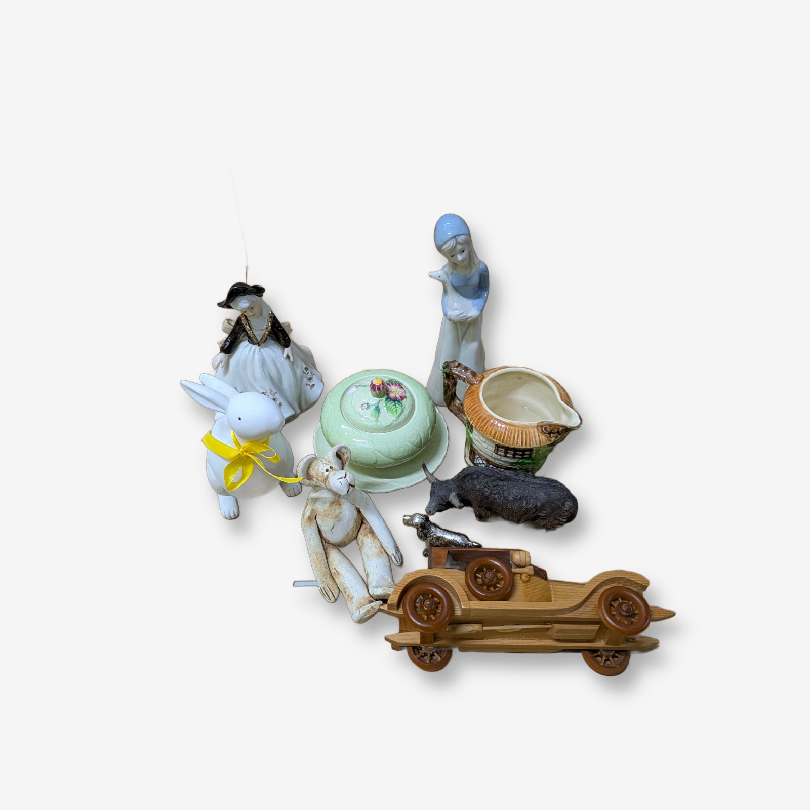 Lot of Decorative Sundries including Vintage Ceramics and Figurines — Lot 041, photograph 8