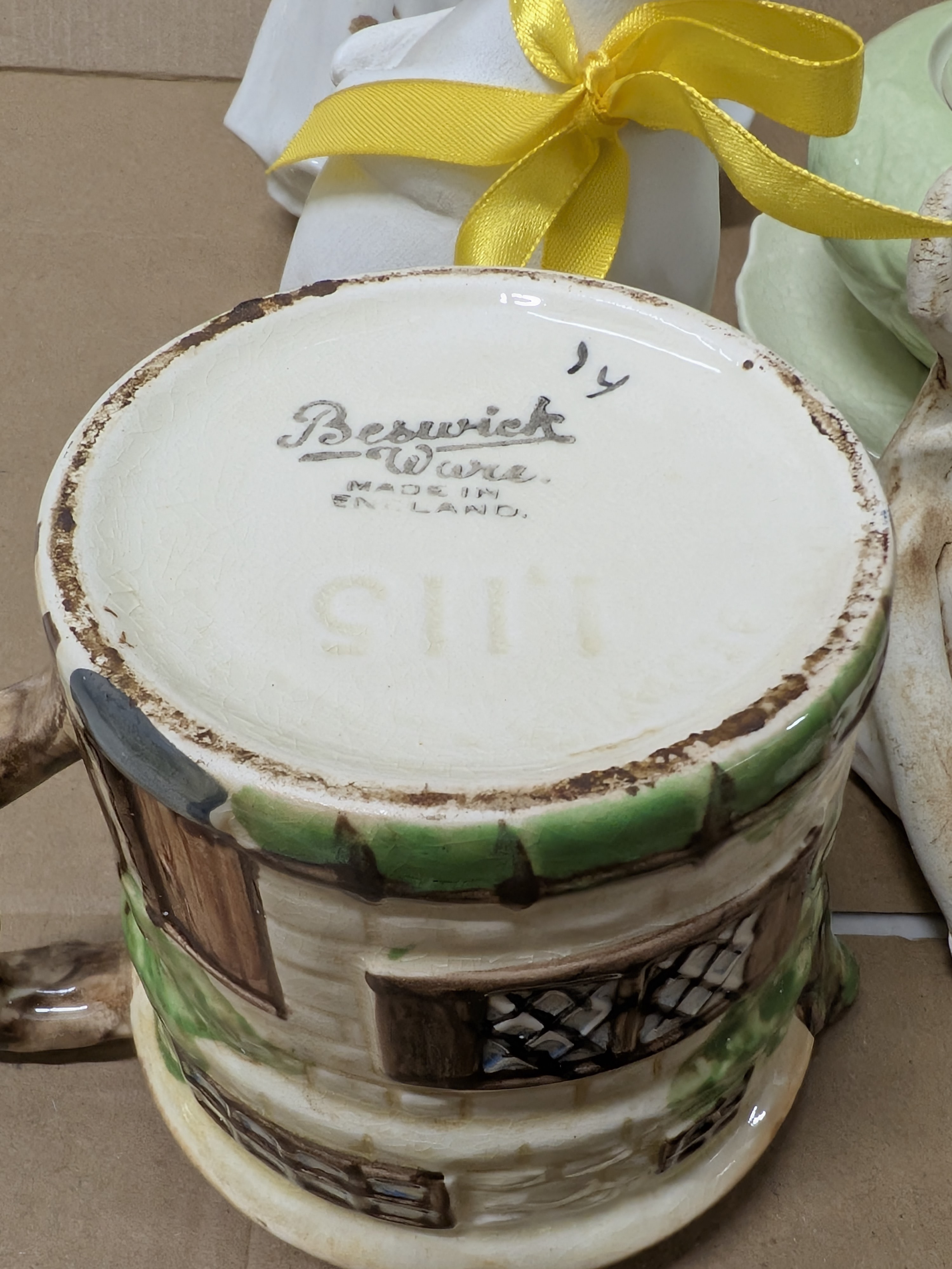 Lot of Decorative Sundries including Vintage Ceramics and Figurines — Lot 041, photograph 3
