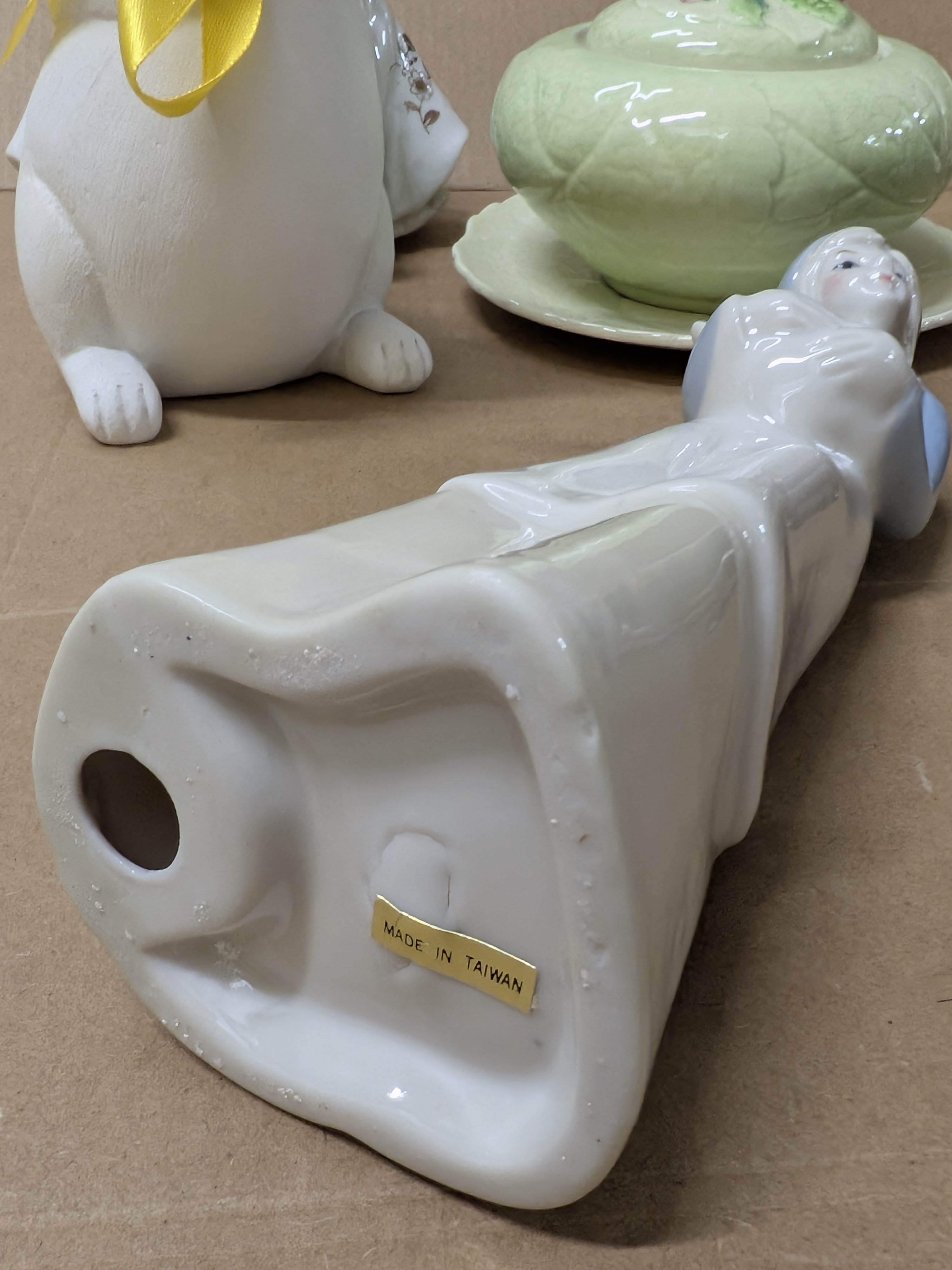 Lot of Decorative Sundries including Vintage Ceramics and Figurines — Lot 041, photograph 4